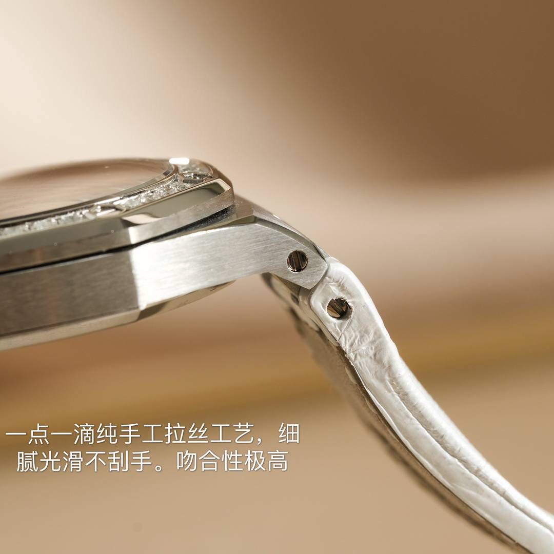 全网女神看过来😍😍这款爱彼女表才是最具有性价比的… 爱彼皇家橡树系列型号67601石英腕表，皇家橡树系列独有的八角形外观还拥有爱彼独特的设计风格也将女士优雅风格融入其中，深受女明星们的爱戴，表带澳洲湾鳄鱼皮，即使只有33毫米的小尺寸，也将爱彼独有的纯净美感与刚毅线条展现的淋漓尽致💝💖💘而镶满钻石的表圈也为佩戴的女士增添了更多的柔美。（32颗明亮式切割美钻，总重约0.65克拉）巴蒂镶嵌一枚半透明凸面蓝宝石，搭载瑞士进口石英机芯，拥有实用的日历显示功能，女士们佩戴起来不会显得沉重 ，配专柜最新全套包装发货！这种货一般数量不是很多哦