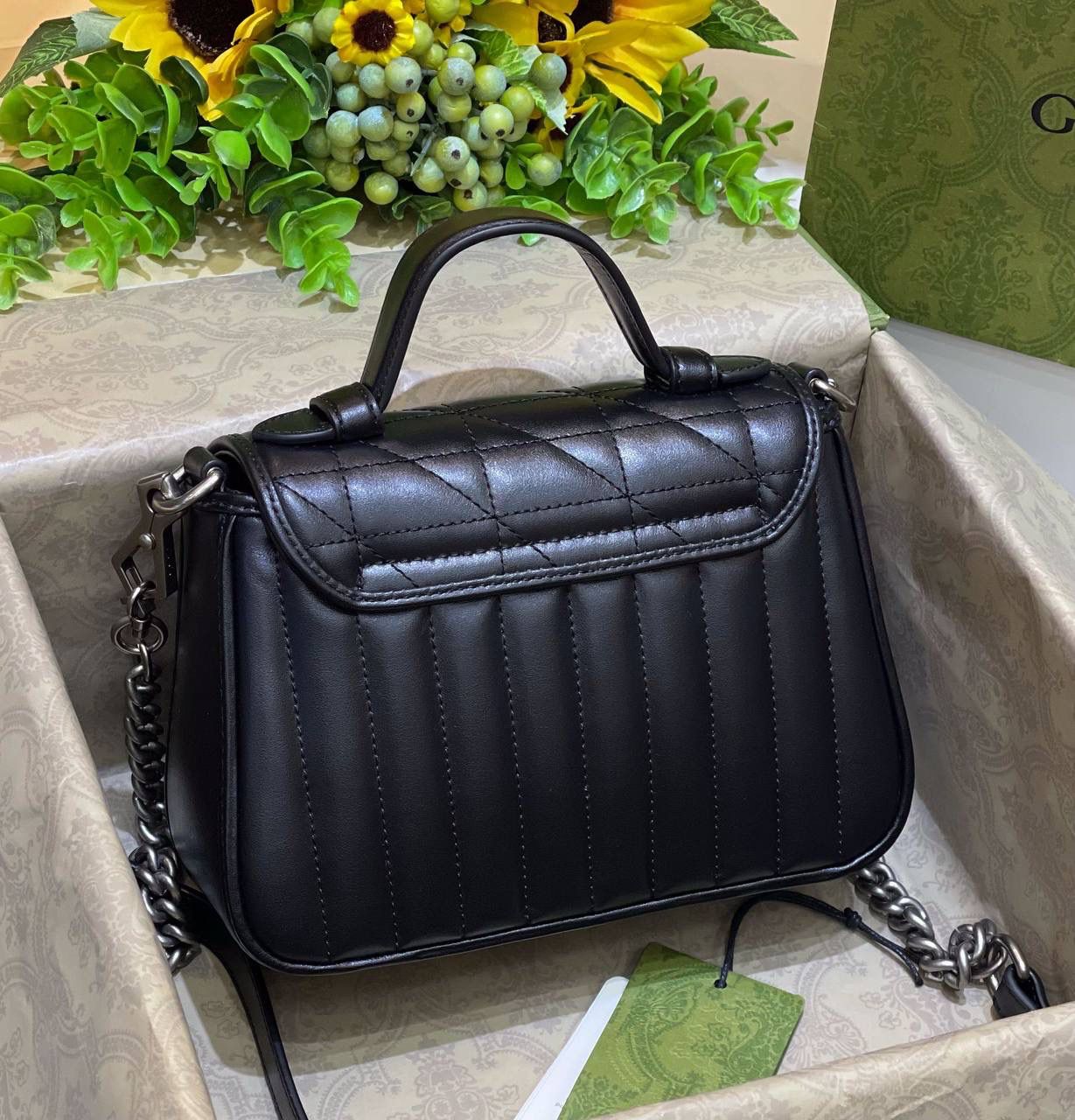 ✈️✈️✈️🔥𝙈𝙖𝙧𝙢𝙤𝙣𝙩 菱格原厂皮# ▫️型号583571 ▫️尺寸 21*15.5*8cm G家新款系竖菱格主题，焕新演绎经典造型，选用原厂牛皮材质，饰带银灰色双G，可拆卸金属链肩带设计，可令手提包轻松转换成肩背包，打造多种携带选择。