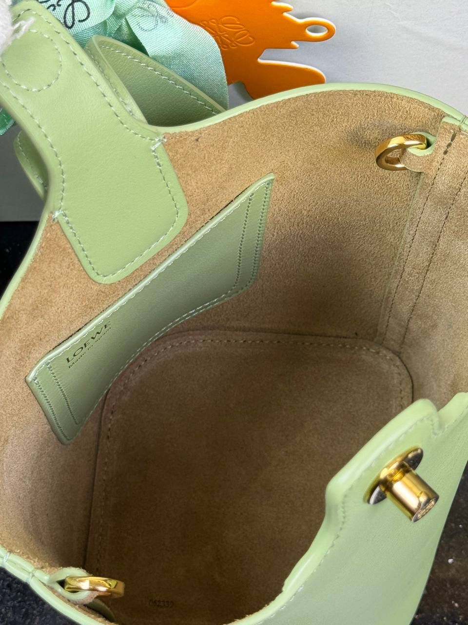 ♥️𝙈𝙞𝙣𝙞 𝙋𝙚𝙗𝙗𝙡𝙚 𝘽𝙪𝙘𝙠𝙚𝙩 ——【浅梨色】 尺寸：𝟏𝟔-𝟏𝟔-𝟗.𝟓𝐜𝐦 编码：062339 🎈标志性Anagram鹅卵石点缀，配以纯粹简约线条以及瞩目设计风格，诠释全新𝙋𝙚𝙗𝙗𝙡𝙚手袋👜 🎈自带一根🉑拆卸🉑调节的肩带，一包多背，多样化风格，秀场大放异彩😀内里容量超大，日常实用性强👌 🎈配全套专柜礼盒🎁，给你满满的仪式感👀