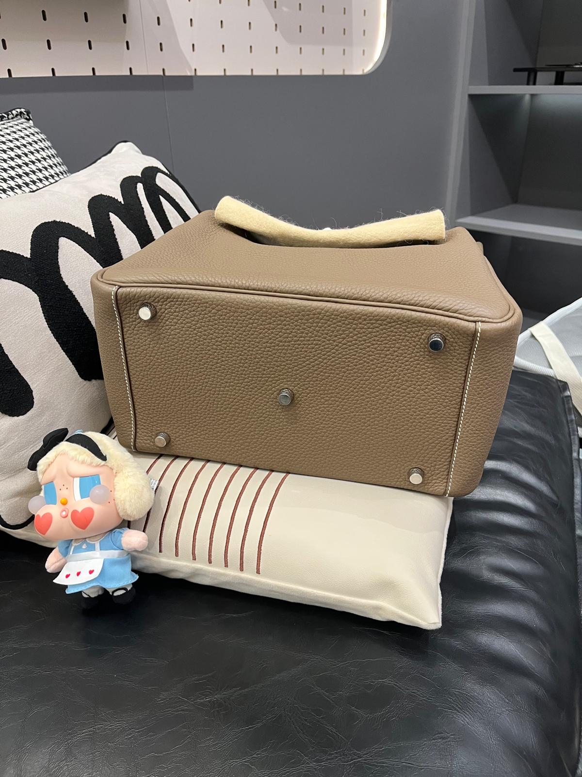 Hermes Lindy 30 Stamp C 大象灰銀扣 TC牛皮 100%Authentic, 98%New ✅Dust bag✅Raincoat ✅Box