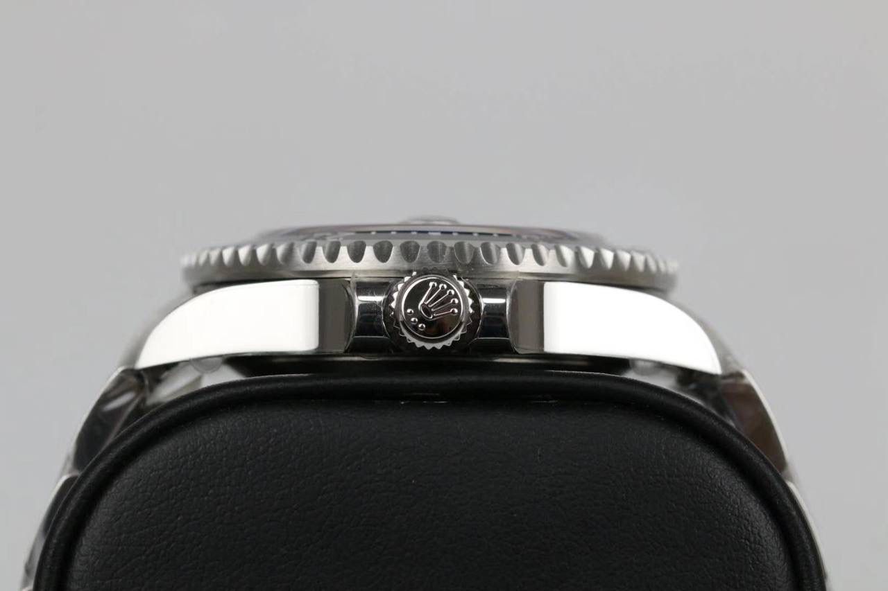 ROLEX 劳力士 鬼王系列 43mm 海使型 🎮 型号：Sea-Dweller m126600-0001｜EA3 全新研发 Cal.3235 一体机芯，历时近一年独立打磨，实现与原版一致的功能与外观结构，配件规格高度通用。 表壳采用 进口 904L 精钢，高精度锻造与抛光工艺；夜光刻度选用 瑞士进口夜光粉，发光效果贴近原版。 43mm 表径，结构扎实，细节严谨，整体质感与完成度优于同类版本。