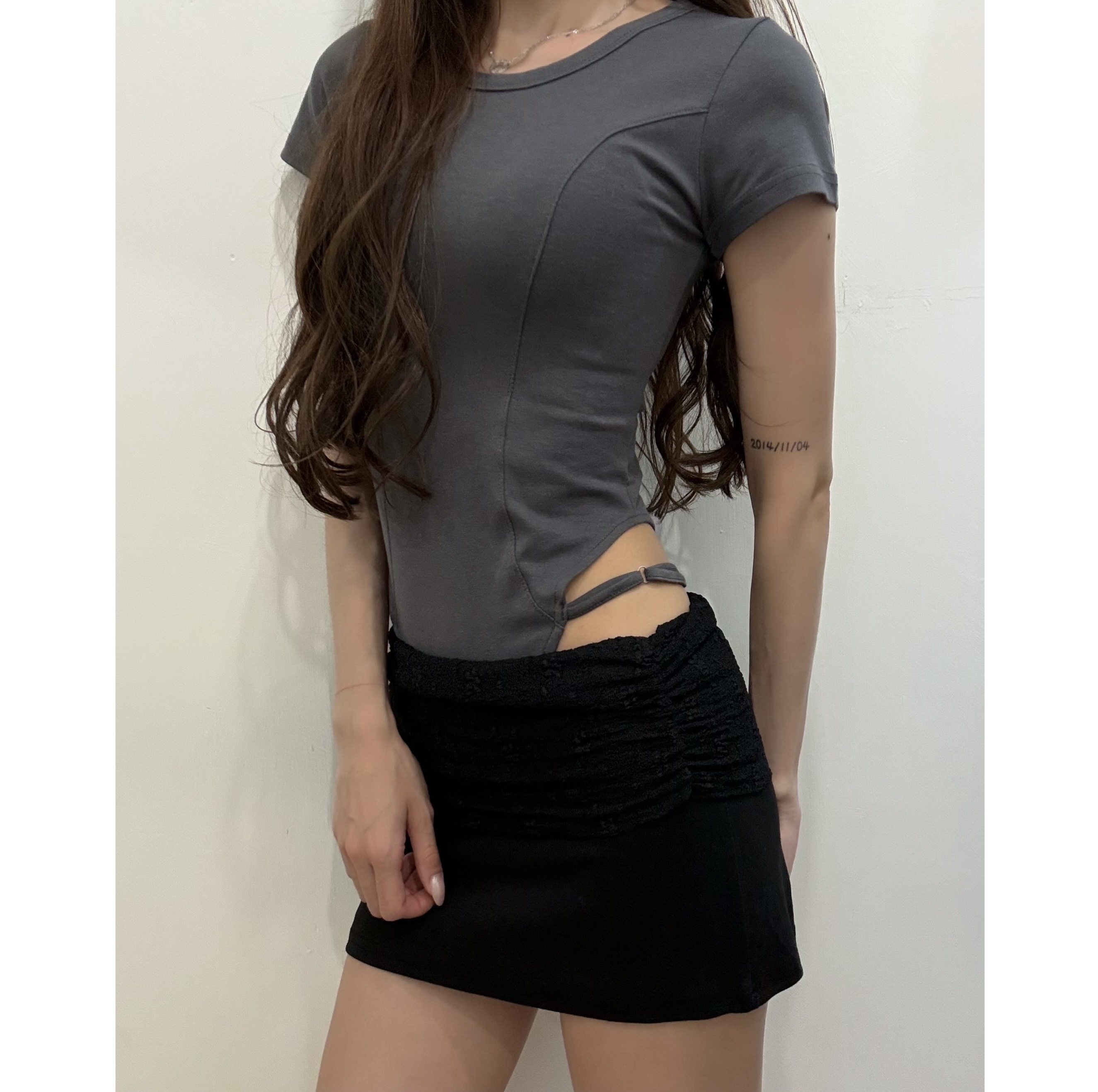 優惠價7月8截🩶2607F《SIDE-TIE CUT-OUT TOP》