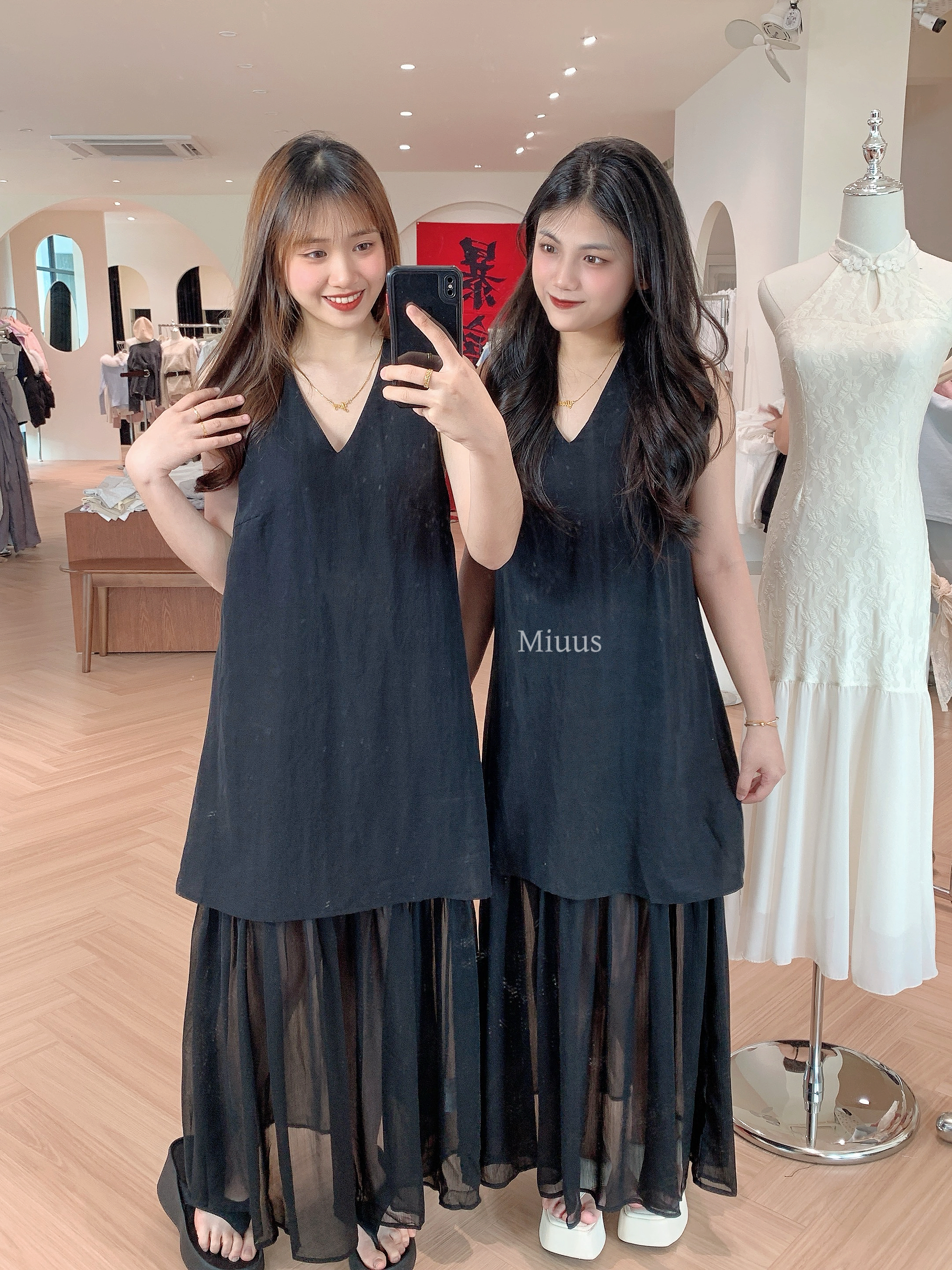 4318 露背连身裙