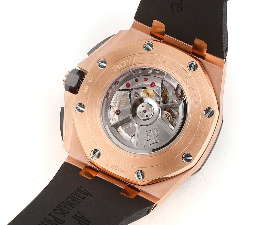 爱彼皇家橡树离岸型横空出世🔥💯引用全新的彩色陶瓷锻造技术，表壳与圈口的选料，不惜重本使用日本进口的氧化锆，无需任何颜料，以超高的压力与超高的温度锻造，形成超高密度的彩色陶瓷，再经过百里挑一，确保每一个成品都与原版毫无色差！CNC级别的打磨，将整一个表壳的边边角角完美处理，即使陶瓷，也做到毫不割手。圈口的拉丝，经过顶级的打磨技术，做到每一丝每一线都毫无断续，每一颗六角螺丝都与表框处在同一平面，拒绝一丝一毫的凸显与凹陷，诠释了何为顶级的复刻工艺！