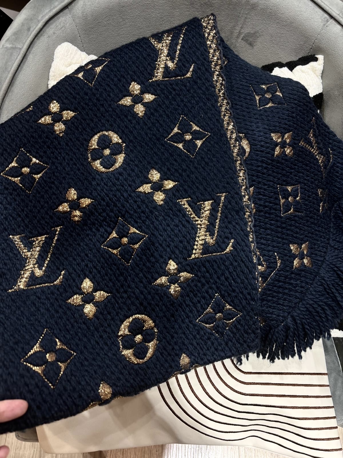 LV Scarf 羊毛頸巾wool scarf 100%Authentic ,99%new unused ✅box