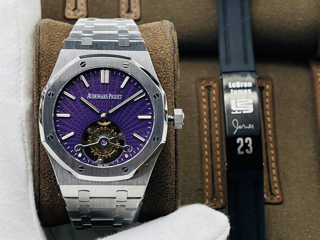 爱彼A P皇家橡树陀飞轮精品腕表 升级细节🔥 1⃣️独家订制Cal.2924机芯，动力储存68小时！ 2⃣️腕表依旧保留的八角形表圈、标志性的六角形螺丝以及经典表带！ 3⃣️皇家橡树系列超薄陀飞轮腕表在经典的“Tapsisserie”格纹上进行再度创新，形成了新的格纹“Tapisserie Evolutive”！熟悉又陌生的表盘格纹装饰带来全新观感，成为这款腕表的点睛之笔。 4⃣️表壳直径为41毫米，厚度为11.2毫米！