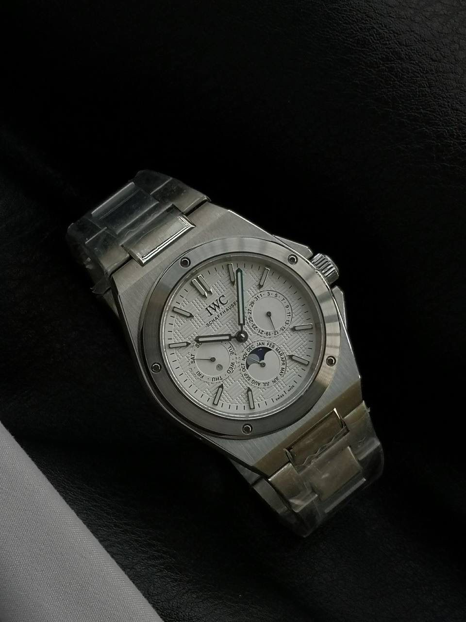 万国工程师系列万年历腕表，复刻界最复杂的腕表，所有功能同步原装，所有功能调节通过把头控制. 1⃣️【功能介绍】3点钟位置显示日历，9点钟位置显示星期，6点钟月份月相指针显示。 2⃣️【做工精细】外壳采用原版同样的三件套结构，中间拉丝，上下壳为抛光，镜面采用高成本的锅盖形蓝宝石，使其质感提升。 3⃣️【机芯性能】尺寸41.6mm,机芯采用天津机芯改82600，高效稳定，动力时间长达72小时以上，进行加装复杂的万年历模块，而且同步所有功能实现同步原装通过把头调节。 4⃣️【⚠️注意事项】由于万年历模块十分复杂在出货前都会调准时间，客户收到直接上链上手佩戴即可，⚠️请不要轻易乱调，由于机芯加装升级功能，调节需慢慢按调。