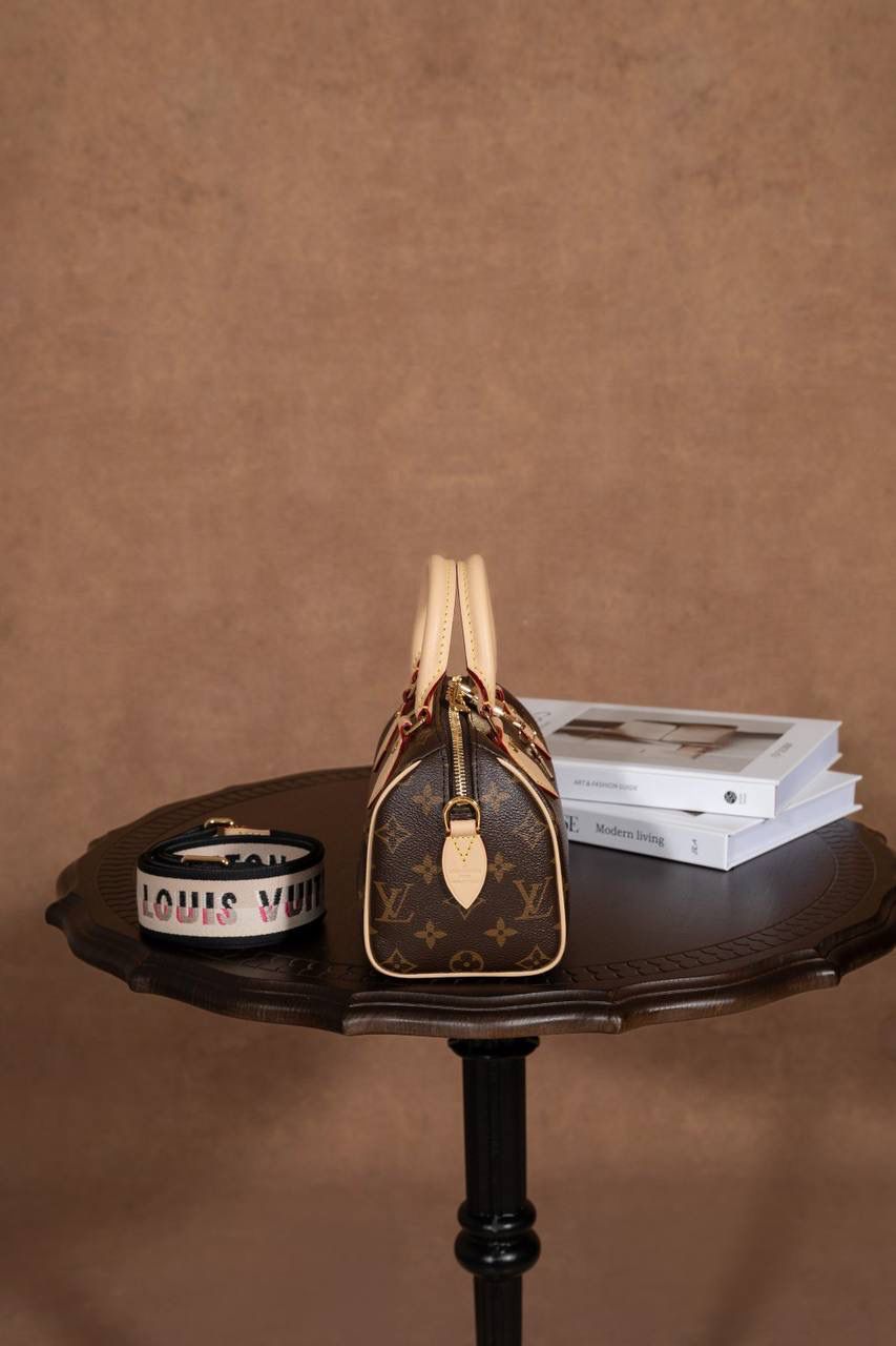 LV Speedy Bandoulière 20 枕头包👜💕 经典 Speedy 小号真的太可爱了！ Monogram 老花帆布＋牛皮饰边，质感一看就很 LV～ 小小一颗但很能装，日常出门刚刚好。 Size：20 × 13 × 12 cm 小巧可爱，但实用度在线 💖