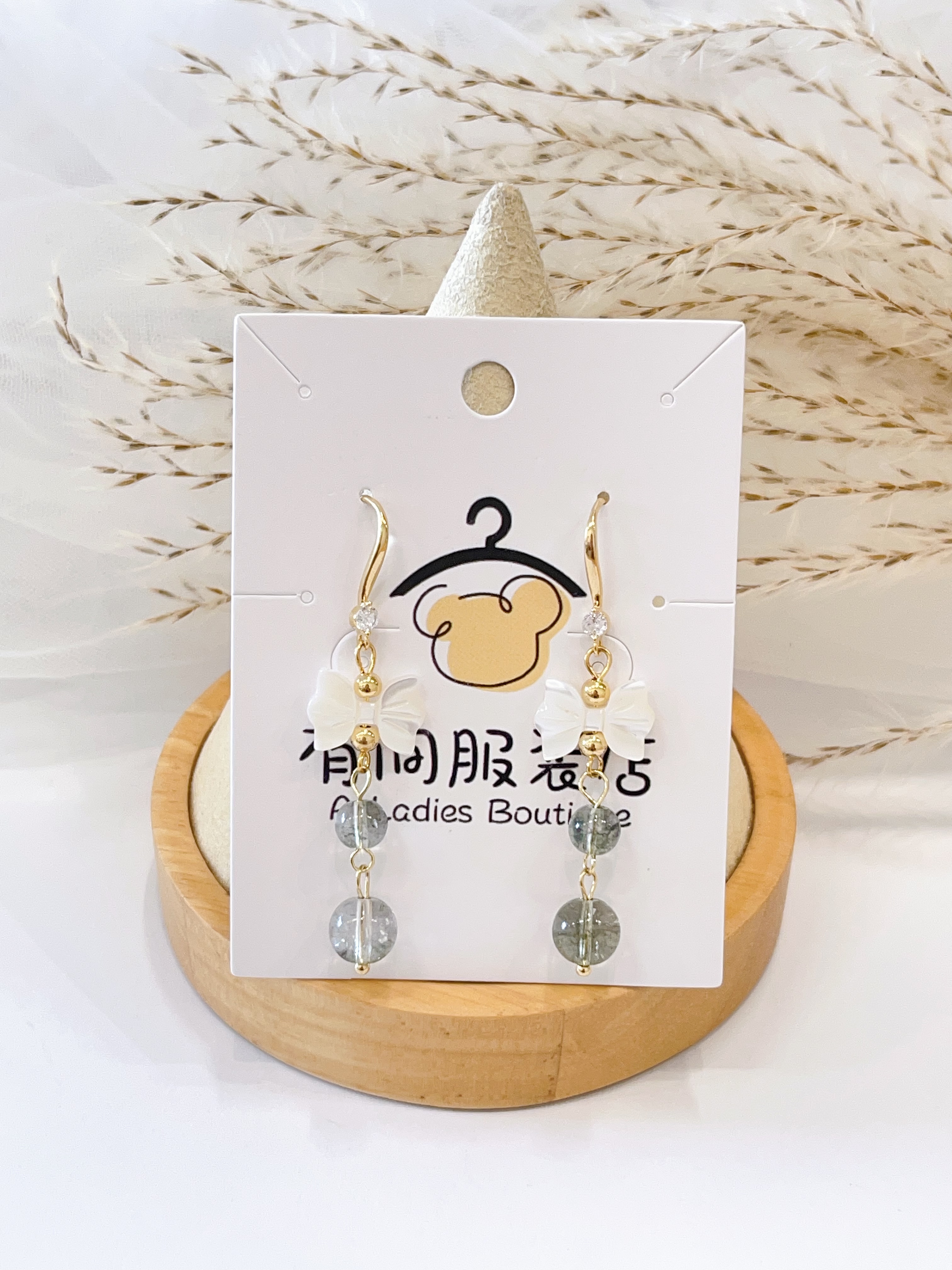 高级感蝴蝶结搭配小绿珠子耳环