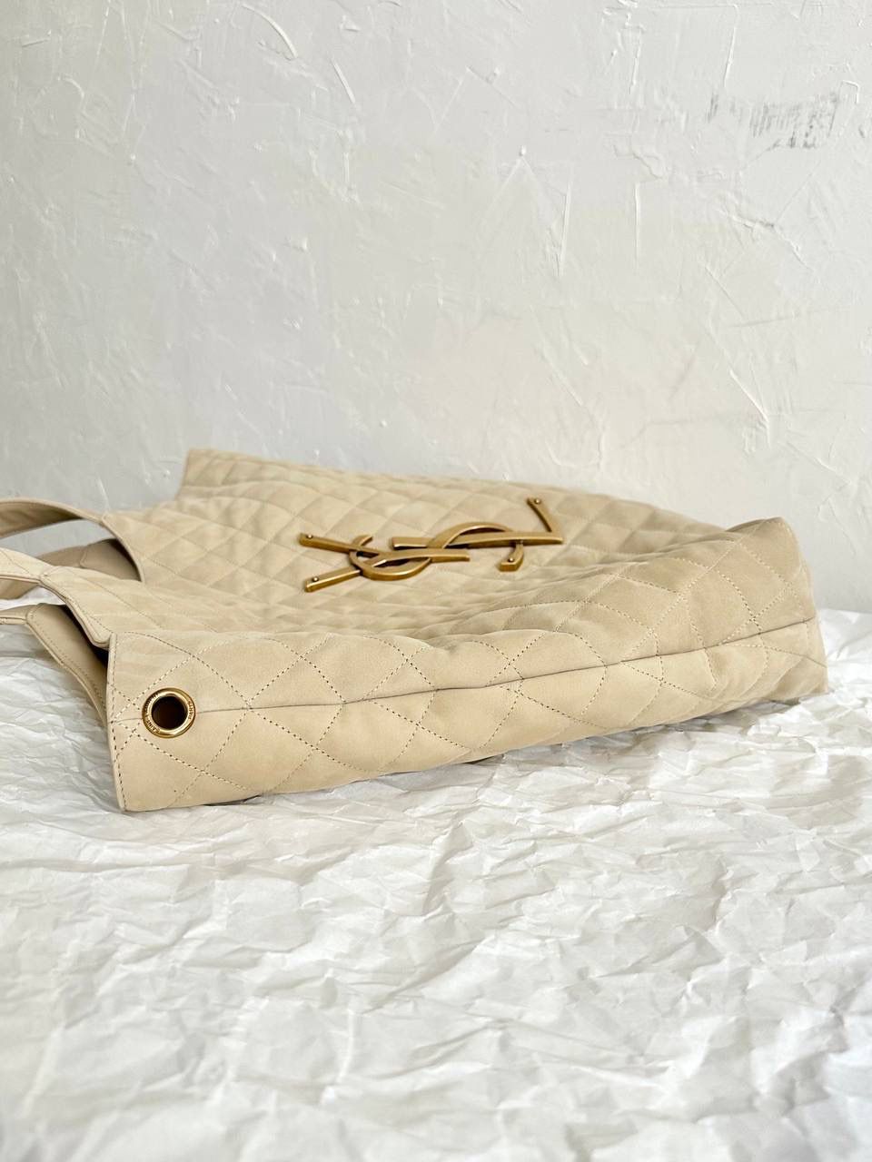 销量王🔥 ys1 Icare bag超大tote绒面奶油白 超级爆款出新色啦 它没有像普通款式那样直接用白色 而是用的奶黄色的奶油白 而且！换了绒面的小牛皮(非羊皮) 超夸张的大logo很酷，奶油白又很嗲 这个更换很有意思～～ 我觉得它的出现真的很及时 现在女性的觉知，大女人的一面被唤醒 是时候需要这么一个大包来向世界宣判个性与独立了！