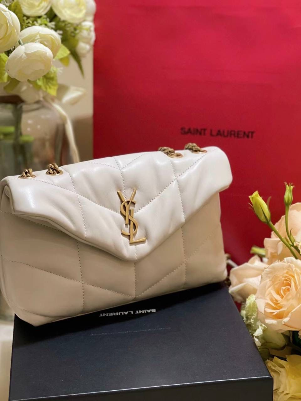 mini toy这个尺寸也好好看哦！ 夏天背小白包就是降温☺️☀️🌱 ys1 loulou puffer绗缝羊皮包 mini白金🖱️ 每家每户都有出个软绵绵的云朵包 它能从中脱颖而出有它的道理 特别洋气千金风，上身是真好看！ 小羊皮手感也软乎乎的很舒服 自重轻容量大～ 通勤日常都no problem☺️ 29×17×11cm577476m 23×15.5×8.5cm759337m