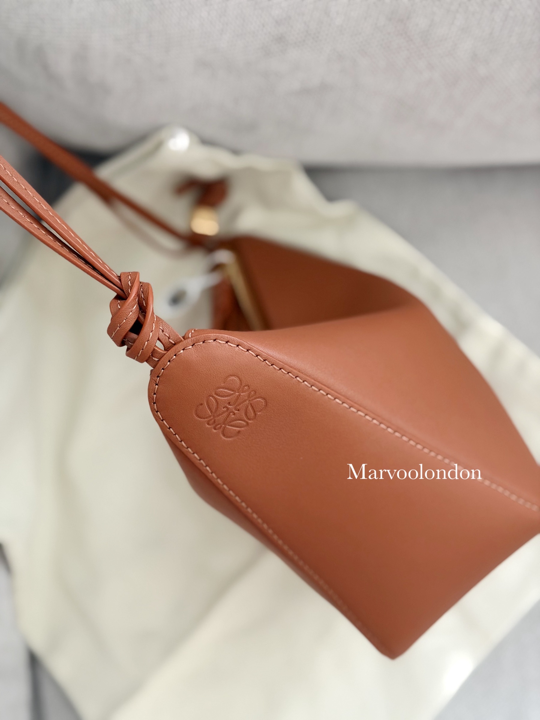 限時優惠🌼經典款✨訂貨🍒Loewe mini hammock hobo  Size 28x17x9.5cm 另有長肩帶可做斜孭