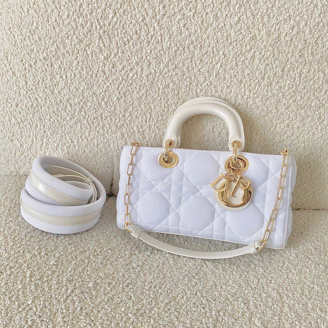 𝗗𝗶𝗼𝗿 𝗗-𝗝𝗼𝘆 𝗯𝗮𝗴网格白色（横版） 时尚果然就是轮回，回归了一把中古戴妃 全新材质科技织物面料，长方包形短链条➕宽肩带（其他款是细长肩带）直接封神！！ 复古时髦感超强，真是什么场合都可以把住💕💕 绝对是lady中的天花板了，强势出圈啦姐妹们 26 x 13.5 x 5cm