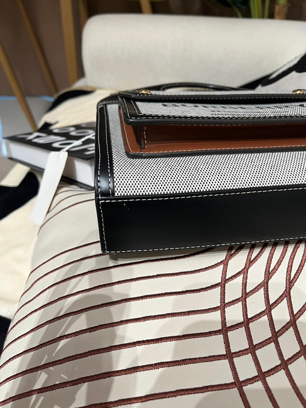 BURBERRY POCKET 2WAY BAG ,100%Authentic ,99%new ✅strap✅booklet✅dust bag 