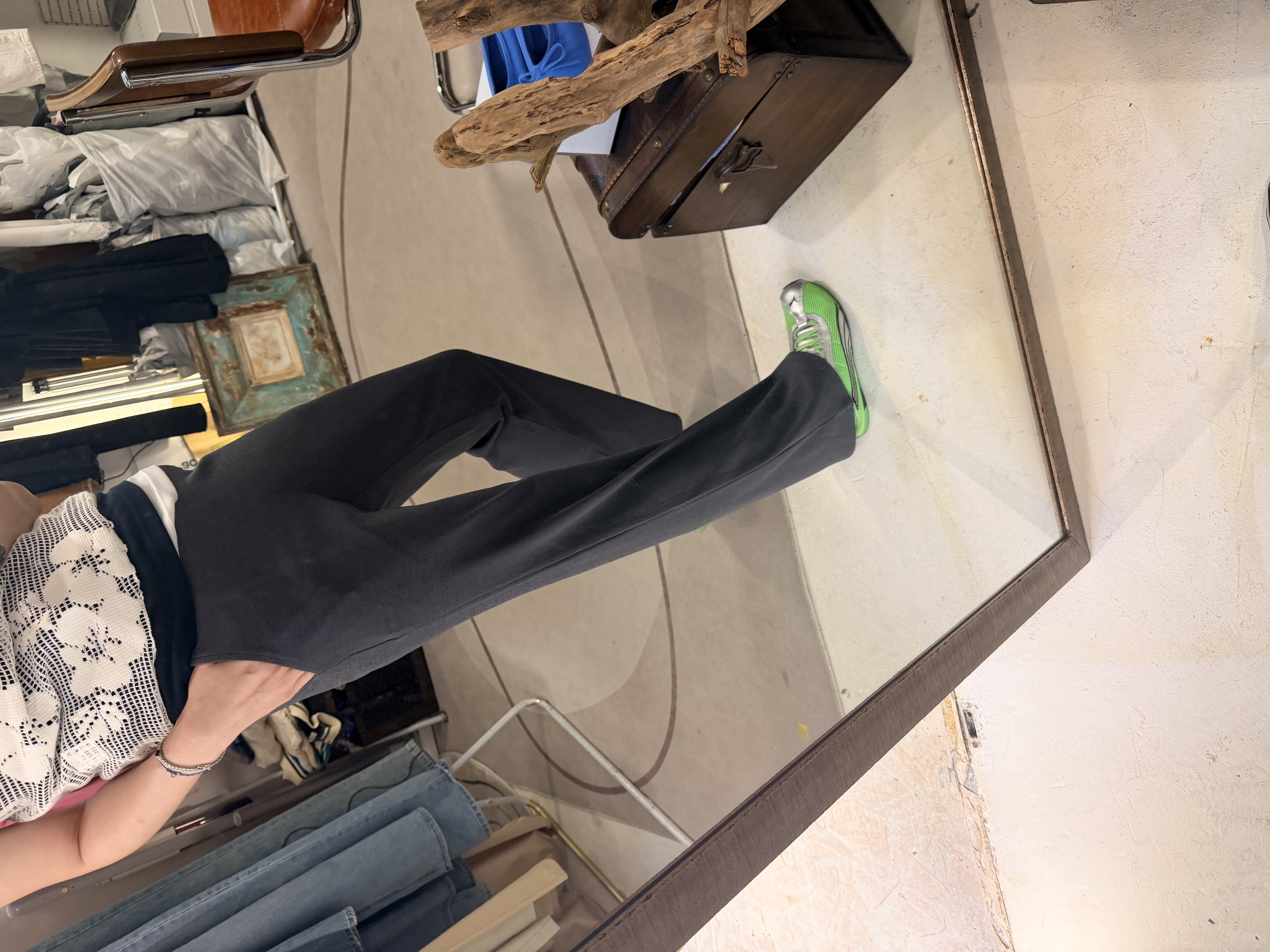 Elastic pants with pocket 