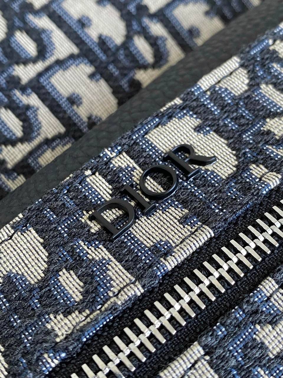 🈶老花蓝，大号（最新版本） 𝗗𝗜𝗢𝗥 𝗢𝗯𝗹𝗶𝗾𝘂𝗲 老花双肩包 热度依旧不减的经典款，几乎人手一只 自重非常轻盈，是你旅途中的最佳伴侣 小号：29×12×32cm #6613m 大号：30×15×42cm #6611m