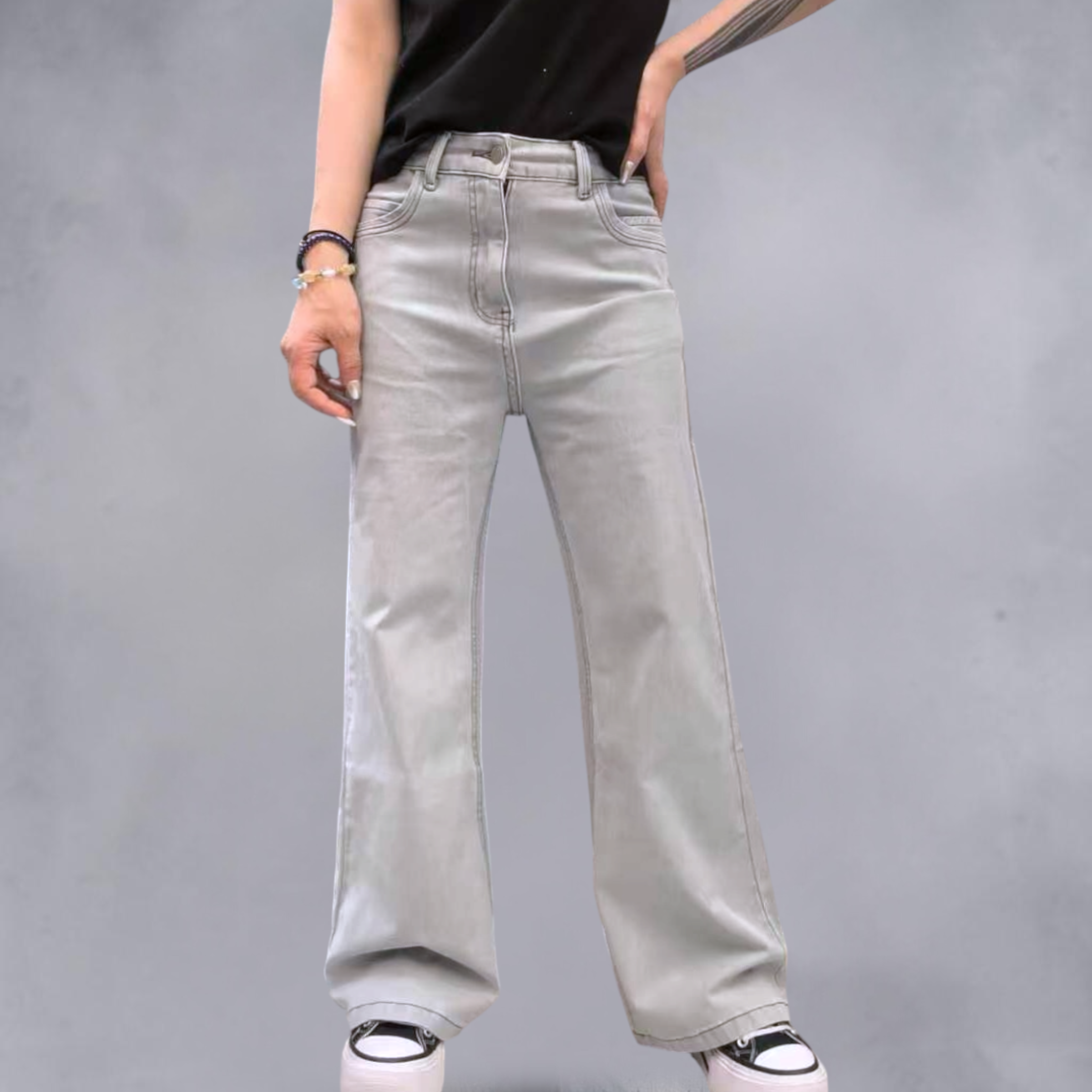 灰白色微喇叭牛仔褲