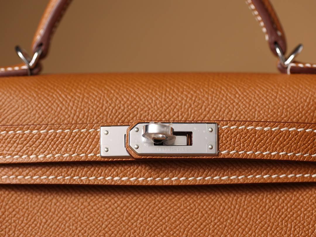 HERMES 爱马仕 Mini Kelly 二代👜✨ Mini Kelly 二代 金棕银扣 高清实拍图 尺寸：19*12*6cm Hermès爱马仕是世界著名的奢侈品品牌，1837年由Thierry Hermès创立于法国巴黎。 爱马仕早年以制造高级马具起家，迄今已有180年的悠久历史。 其整个品牌从整体到细节以及专卖店，都弥漫着浓郁的以马文化为中心的深厚底蕴🎀
