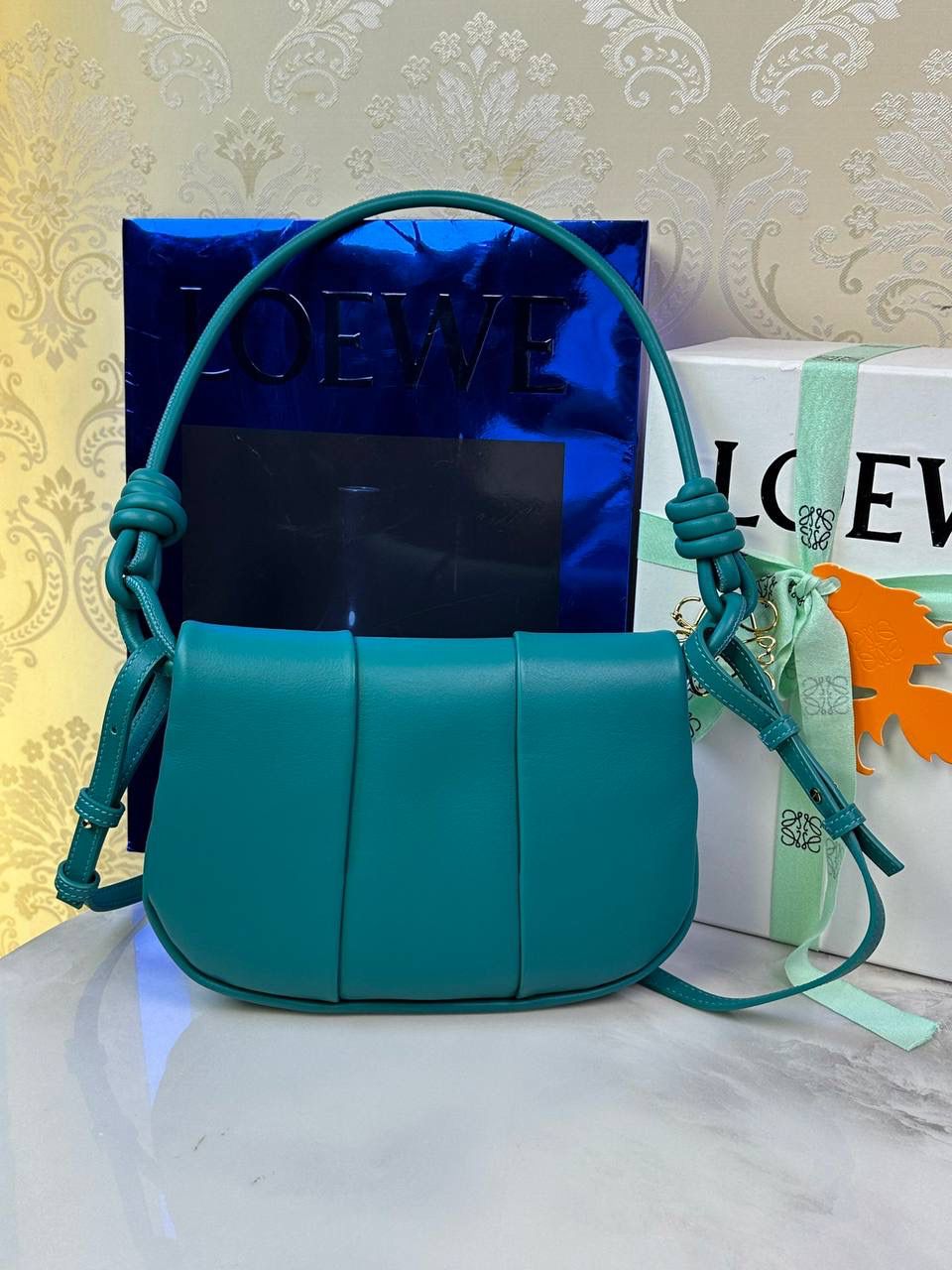 全新*𝙋𝙖𝙨𝙚𝙤 𝙨𝙖𝙩𝙘𝙝𝙚𝙡 手袋🛍️【祖母绿】 —— 朕品1w7➕😘 尺寸:𝟐𝟓-𝟏𝟕-𝟖𝐜𝐦 编码:062318 ✅做工精致，廓形简洁优雅，独特、柔软的褶襇结构，超轻盈构造，纳帕软牛皮革（里外全皮），顶部饰有flamenco螺旋绳结。 ✅配置双肩带，短手柄肩带可做腋下包不可拆卸，长肩带可肩背可斜挎可拆卸调节，磁扣开合设计，多种背法随心所欲❤