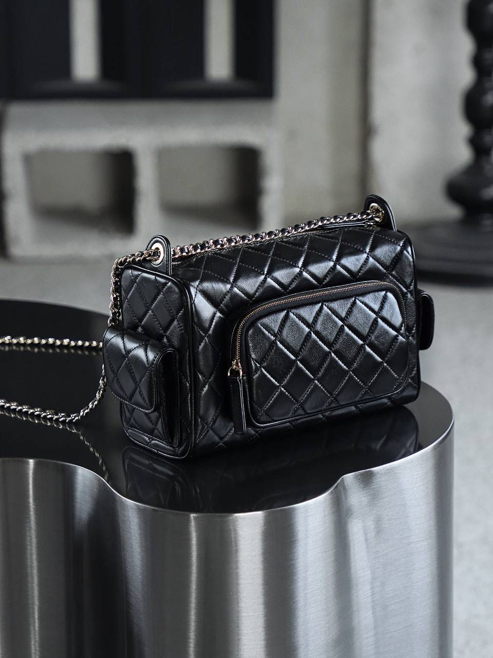 24K相機包大號鑒定版 👜 一包一碼 支持全球鑒定查驗身份證原廠專G 方框原廠皮料過關清單資料可査詢 24K相機包小號，尺寸精巧，卻蘊含著大大的時尚能量。 方正包型延續經典，線條簡潔流暢，每一處細節都盡顯簡約美學的精髓。 小號更加可愛精緻時髦！ 五金：厚鍍14k淺金 皮料：方框褶皺小羊皮 尺寸：13*23*15cm