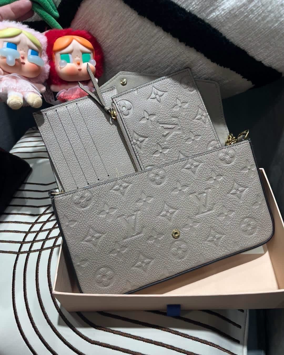 LV Felicie Pochette  三合一 M68697 米色牛皮壓紋斜背鏈條肩背包 100%Authentic,98%new ✅chain✅dust bag ✅box 