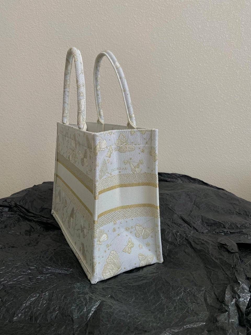 🈶金色蝴蝶中号 𝗖𝗗 𝗕𝗼𝗼𝗸 𝗧𝗼𝘁𝗲 24圣诞限定🎄 圣诞季这一波𝗗𝗜𝗢𝗥真的稳赢 浪漫的蝴蝶刺绣 象征着自由和转变 高级的配色 精致的造型与细节设计，无不透露出一种温柔而魔法般的美感💐🎀 呜呜真的太好看了，姐妹们必冲！ 36×27×16cm