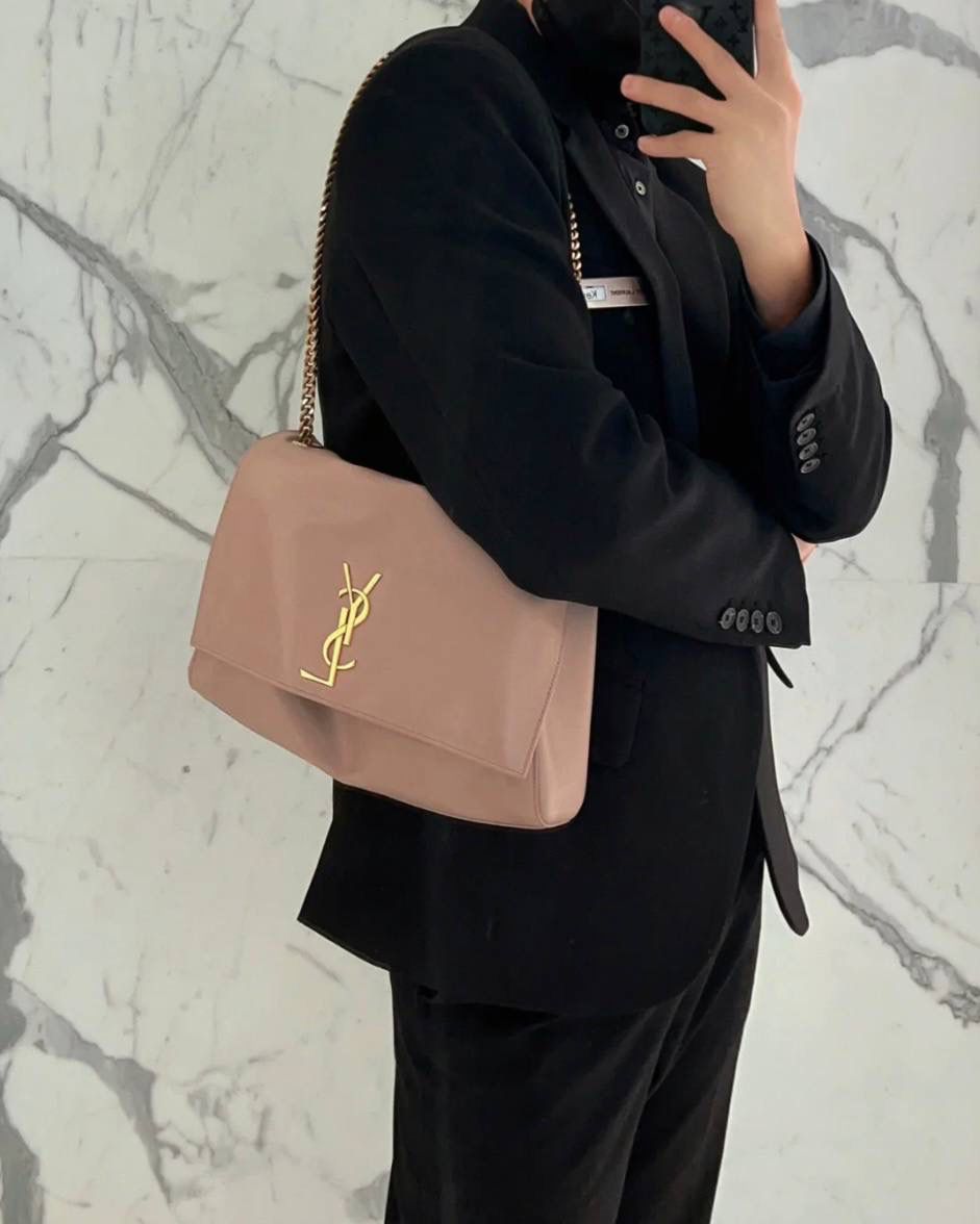 ys1 kate双面平纹粉/麂皮粉 中号👶🏻 我个人很喜欢的一只ys1 一只包有两种风格(双面能用) 春夏用牛皮面，秋冬用麂皮面 有没有和我一样不喜欢定型包的姐妹 就喜欢这只双面kate软piapia的随性感☺️ 容量贼大，自重还轻，爱了爱了～ 28.5×20×6cm553804m