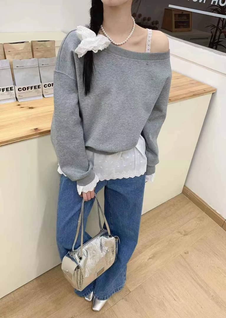 Asymmetric Shoulder Sweatshirt with Lace-Trimmed Cuffs (Inner Layer Not Included) ‖ 拼接蕾丝袖口斜肩设计卫衣（不含内搭）KR01627181
