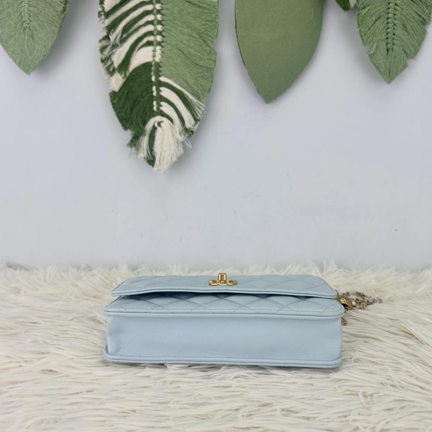 CHANEL 🤍PRE OWNED 淺藍色金球羊皮WOC鏈條包 晶片款 2024年🩵