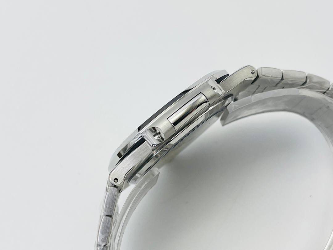 真正的王炸百达鹦鹉螺5711蒂芙尼蓝！百达联名Tiffany全球限量款！鹦鹉螺推出升级原版机无噪音刻字版。😍🤩 详细升级解读: 1.升级机芯全部精雕刻字，清晰不磨损，纹理做到极致。 2.升级自动陀片，采用瑞士超精密轴承，业界史无前例的安装陀片工艺。做到百分百降噪音。 3.原版机芯，无假夹版，无假摆轮，无假红宝石。完整的复刻出3.3毫米的绝版高品质324SC机芯. 4.升级表盘刻度夜光超亮，而且整体做到和谐一致同步亮度。 5.鹦鹉螺经典蓝盘，目前改进与正品一致的颜色，秒杀其他工厂的表盘细节和做工。 6.日历窗口每一只手表做了水平正位，不出现偏斜遮挡。 7.把头调节档位顺畅度的多次调试，调试到最佳状态。使得升级版手雷调校时间和上链的手感畅顺！ 8.升级了整个手表厚度8.3毫米，完美实现全网最薄机械表，等同原装厚度。佩戴起来舒适无比。 9.重点强调324Sc机芯顺时针调日历，也就是由上往下调日历。注意辨析和正品一致。 10.调节时间的时候，拉表冠二挡。大秒针是不停止的。和正品也是一致。