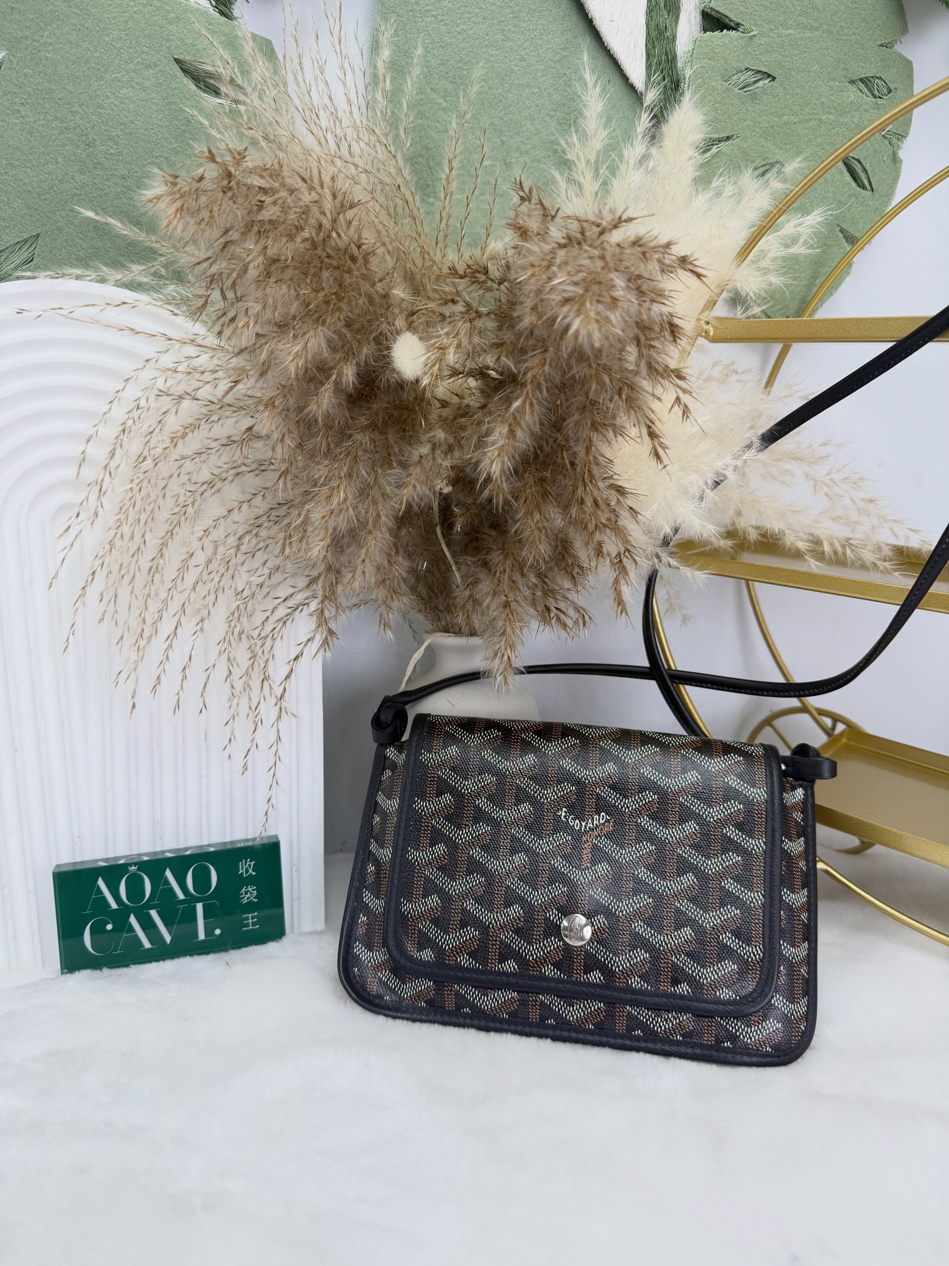 Goyard 👜 PRE OWNED 💼信封包🤎  20*1*11cm  配件 -塵袋🫶🏻  💰優惠價 $7980  93%new  #收袋王  喜歡的話快點pm/whatsapp 我們💓 銷售熱線51111 321（whatsapp)  我們服務包括有：手袋飾物回收、手袋置換(一換一、一換多也可以） 、專業手袋鑑證、專業手袋護理  購買方法 🏢親臨門市 荃灣南豐中心15樓1521室（荃灣地鐵站a出口1分鐘到）敬請預約 ❤️只賣正品正貨，任驗💓🫰🏻 ❤️‍🔥本店為香港註冊公司絕對真貨，信心保證👍🏻 🫰🏻本店設有鑑證服務，有駐場鑑證師  ✨歡迎追蹤我哋各個平台緊貼最新優惠x貨品🔥😍 👇🏻👇🏻👇🏻👇🏻👇🏻👇🏻👇🏻👇🏻  ⭐️Instagram: aoaocave  🌈Facebook: aoaocave收袋王  🔥Carousell: acluxuryhk  👆🏻👆🏻👆🏻👆🏻👆🏻👆🏻👆🏻👆🏻  ___________________________  Disclaimer🫰🏻All trademarks and copyrights are reserved to the original brand holders. @AOAOCAVE sells only authentic goods and is not affiliated with any of the brands mentioned.  @AOAOCAVE 跟任何品牌無關，而且沒有持有任何品牌資版權，亦沒有與任何品牌合作。所有商標及版權歸屬於品牌坊所有，帖子只作分享用途。  #aoaocave #手袋回收 #名牌買賣