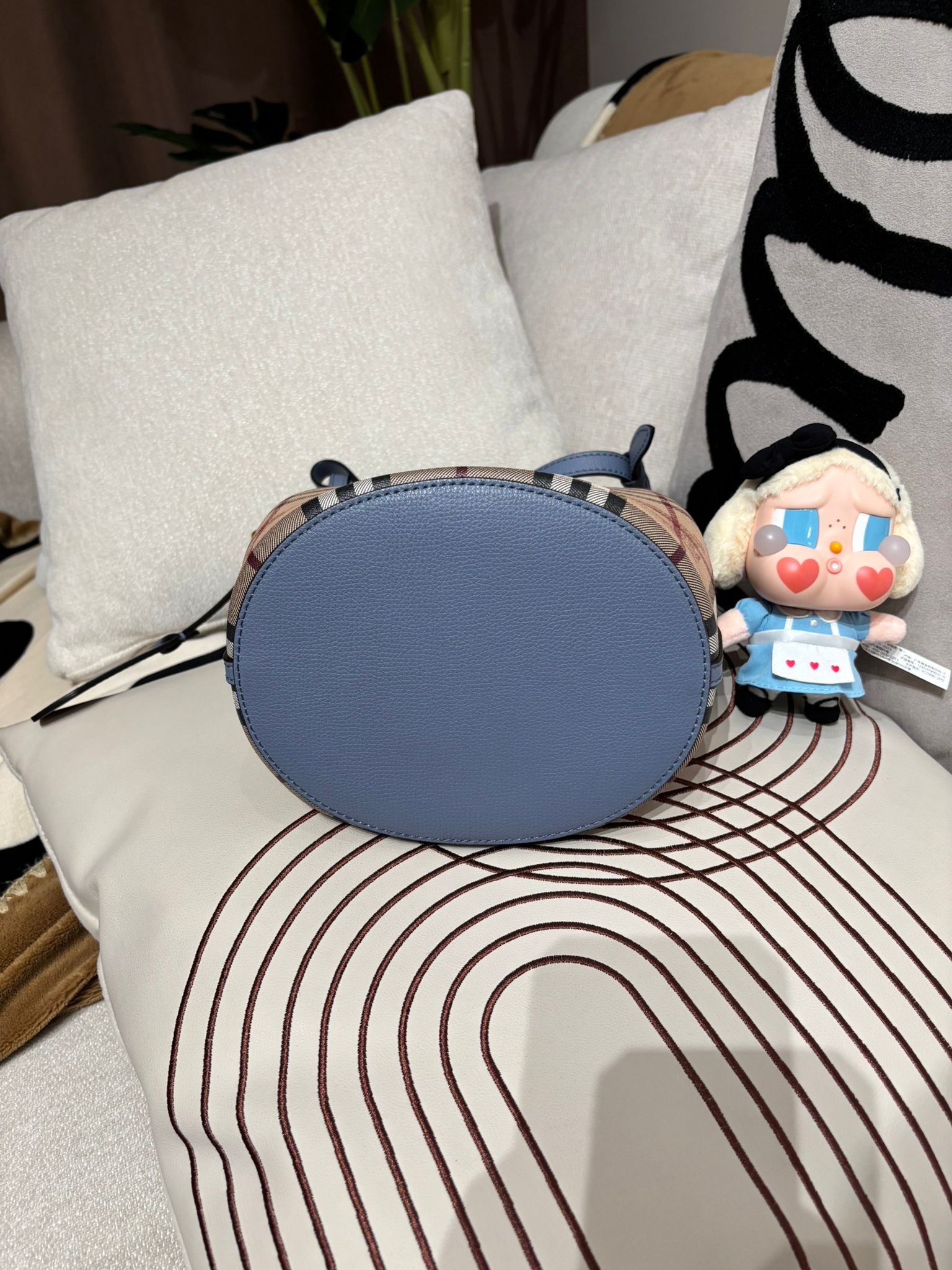 Burberry bucket bag 100%Authentic,98%new