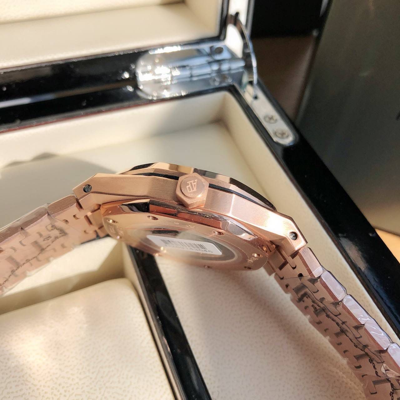 爱彼皇家橡树 型号152070R.00.12400R.01——震撼上线：剔除机芯甲板多余部分，使之变得更加镂空——成就钢表巅峰—— 实力演绎 卫冕“钢”王！ 【6大精妙之处】 1.正品拆解开模，尺寸为41X10.4毫米与正品一致！ 2.完美还原正品表壳的每一处细节，尽显正品“棱角分明 坚毅果敢”的阳刚气质。 3.钢带的做工无可挑剔，比市面上任何钢带表做工均要更上一层楼，钢带头粒和表头衔接的“缓冲带”的松紧程度与正品一模一样。 4.字面采用VS1.2 天然真钻 权威国检机构出具GTC真钻证书 5.自动陀的与原装致敬，是市面唯一做到颜色于原装一致的版本（市面一般版本均偏红）其上的ap族徽雕刻独一无二。6.打破夹板概念，采用进口机芯改爱彼CAL.4302一体机！更稳定，更优秀，更真实。 7.表盘的“饼干纹理”立体饱满，精神抖擞！绝非普通小厂一般失魂落魄。 体验精妙 感受不同！ 必属精品！