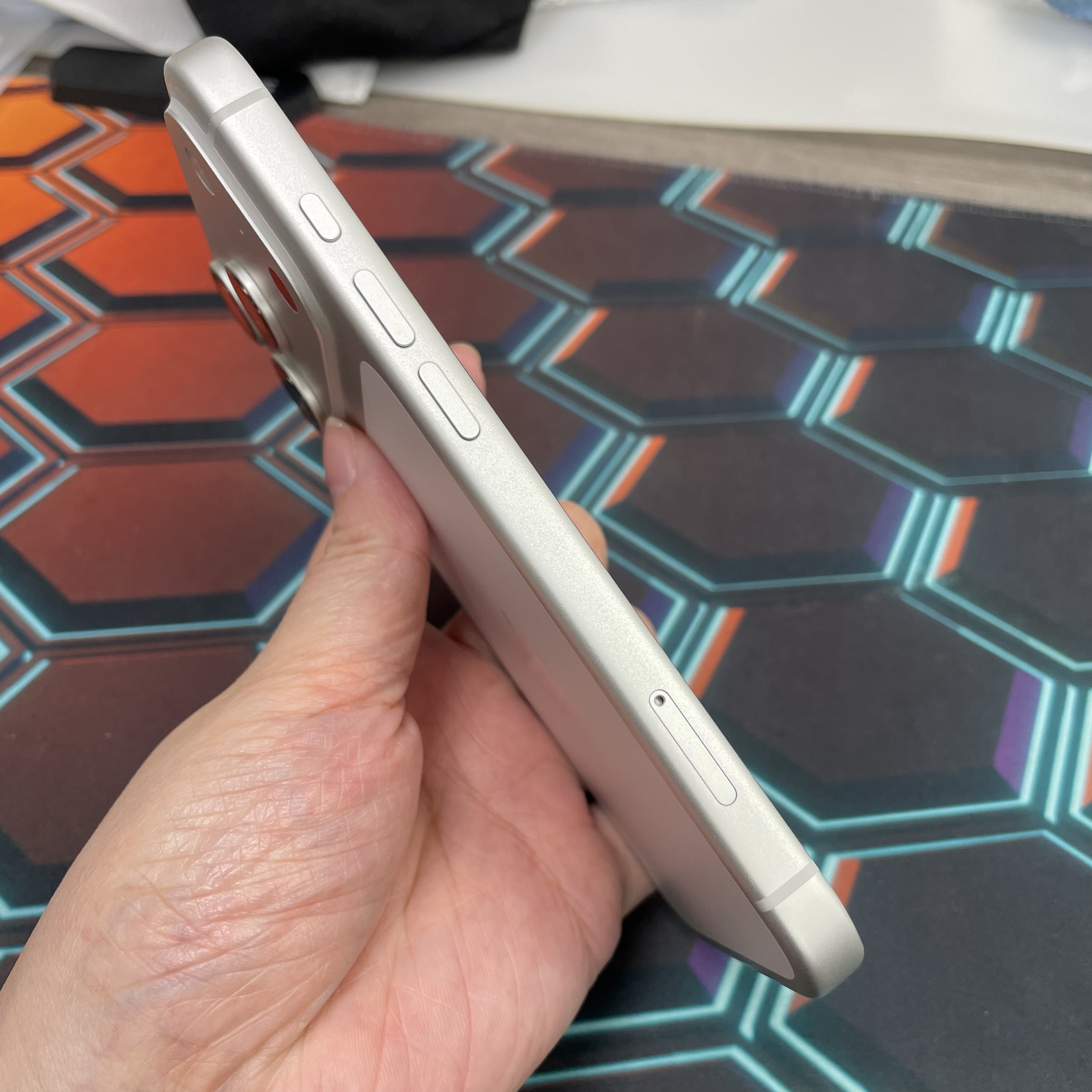 *8223 17 Pro 完美機 1TB 電91 銀色 sliver