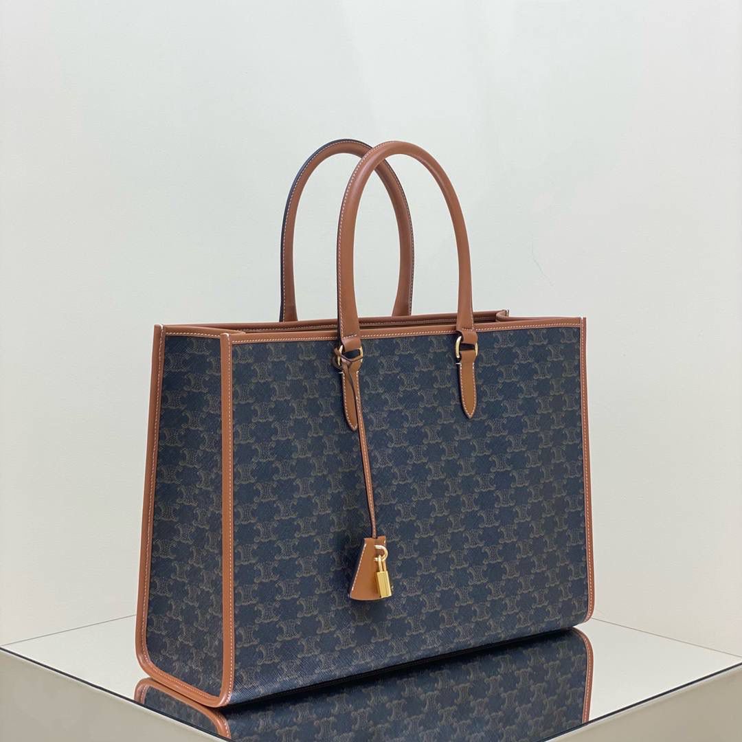 🔥大货实拍图 𝗖𝗘𝗟𝗜𝗡𝗘 ♥ 𝗖𝗔𝗕𝗔𝗦 𝗧𝗢𝗧𝗘大号 型号：197912 大号尺寸：43*30*10cm 小号尺寸：35*22*7cm 𝘾𝙀𝙇𝙄𝙉𝙀 𝟐𝟎𝟐𝟐秋冬新款～老花帆布cabas真的是大号包中的战斗机！耐刮擦，轻便，容量大，装电脑不在话下！更加感人的是袋口有暗扣，安全感满满，日常出门使用都很合适，职场女性和宝妈就更加不能错过啦！