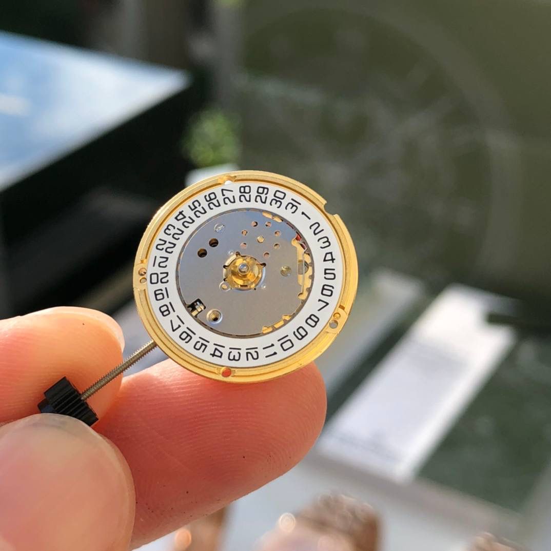 防眩光处理蓝宝石水晶 表壳套和表带均为316L精钢镀18k玫瑰金 瑞士进口石英机芯 组件这些看得明明白白 表壳套 底盖 表盘 防水胶圈等等 拆解看得细节，明明白白‼️💯😎