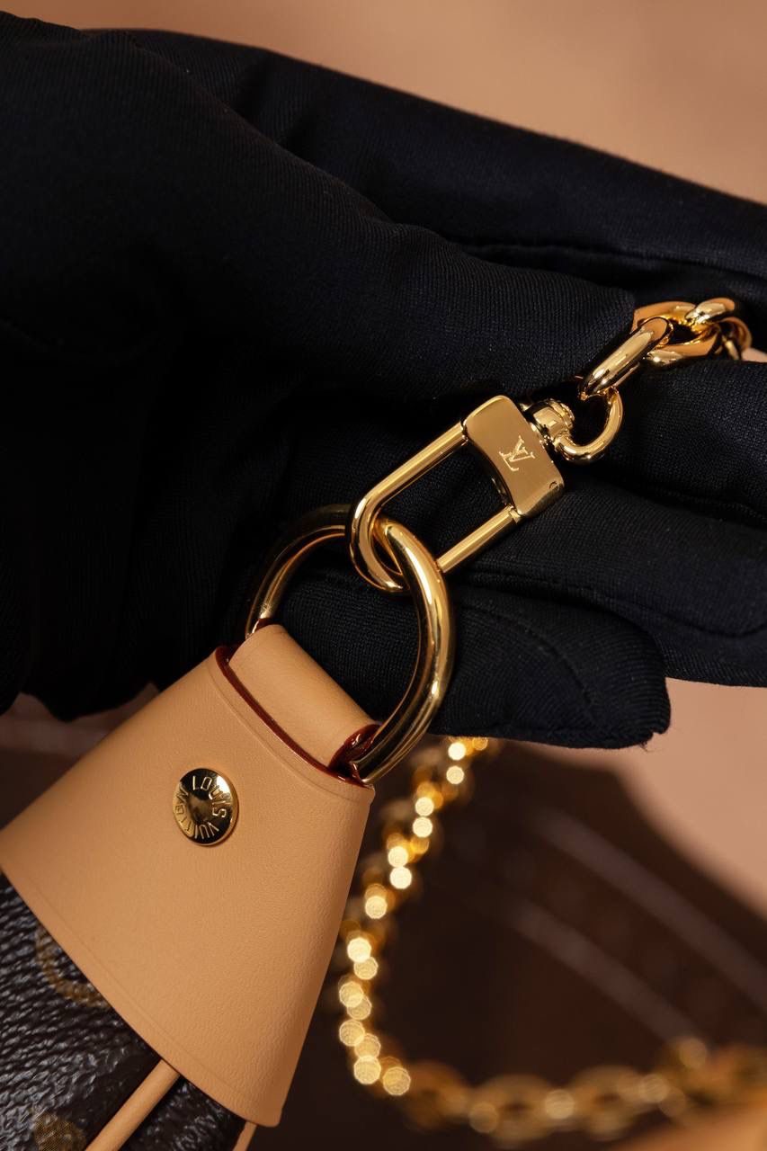 LV豌豆包🎀 这款 LOOP 手袋 灵感来自 LV 档案里的 Croissant 手袋， 在 2022 早春系列 推出～ 半月形＋法棍包造型， 背上身真的很有型，很时尚 😍 包型小巧但很贴身，走路都会跟着身体动，很好看～ 前面还有 拉链口袋 + LV Circle 拉链头， 细节控一定会爱 ❤️