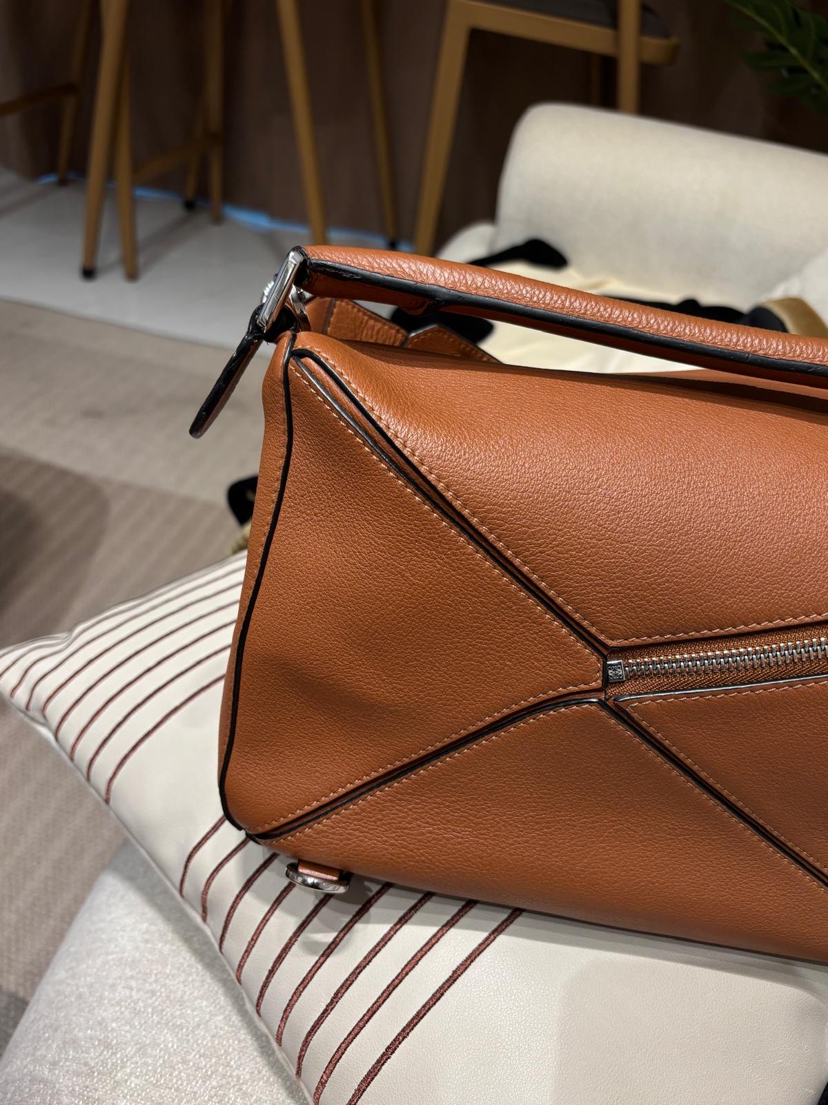 Loewe Puzzle Medium Tan 100%Authentic, 95%New ✅Dust bag