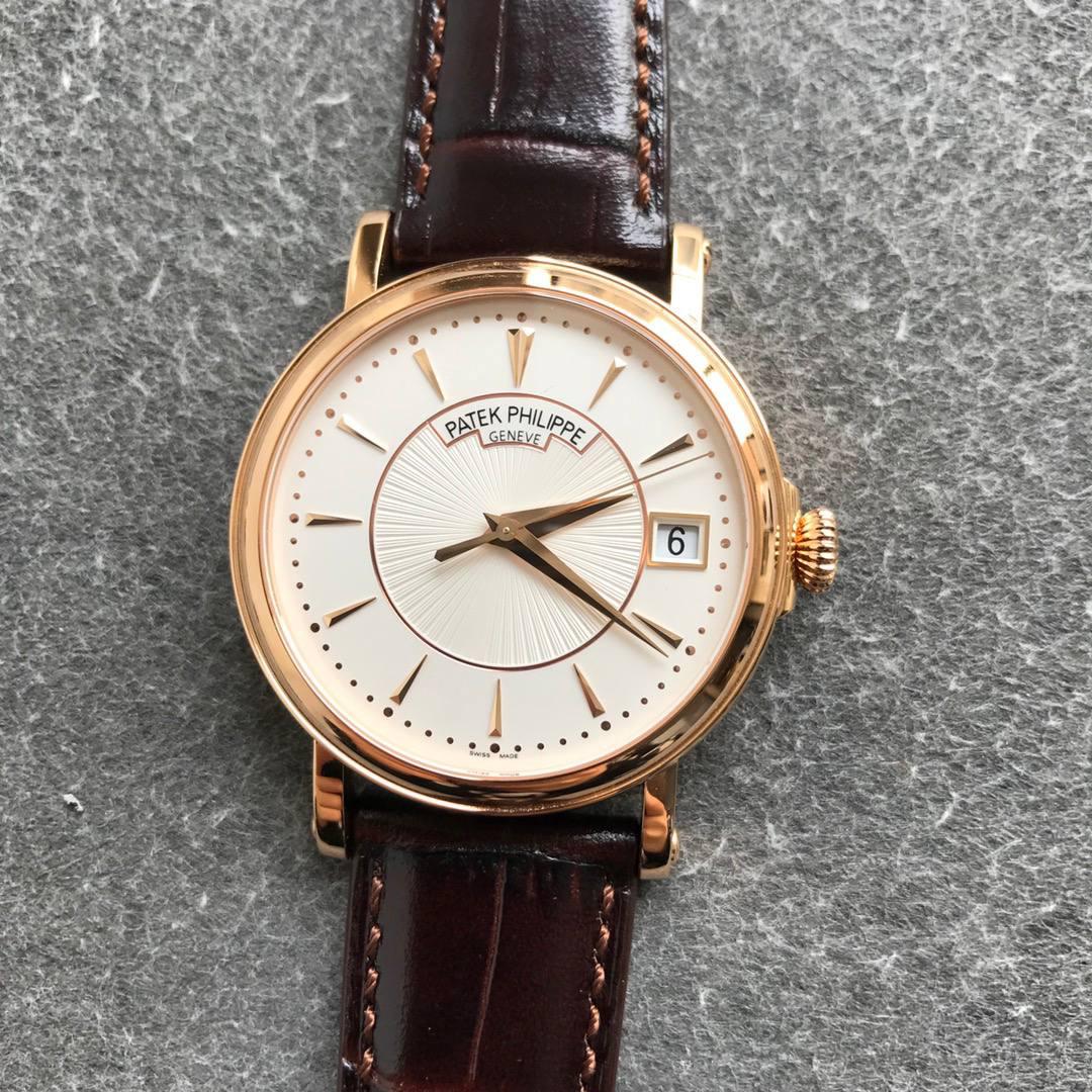 百达翡丽古典5153系列⚜️ 腕表尺寸38mmX10mm 1.表壳打磨：为了追求正品温润如玉的效果，ZF制表师精磨细造，慢工出细活。 2.防尘盖与壳体的衔接机制，有媲美带正品一样的清脆手感。 3.刻度和指针，采用最新的贵金属电镀工艺处理，效果更上一层楼。 4.“锅盖型”微凸蓝宝表镜，版型与正品一致，效果通透，辨时清晰。 5.贵金属钢印立体规范，清晰生动！ 【引领一体机时代】采用定制版Cal.324一体机——更薄，更稳，更像。最重要的是仿真度直线上升了。 【表带】经典意大利小牛皮表带，纹路清晰，质感好。搭配圈市面最顶级的百达翡丽灯笼表扣，通用原装无压力。