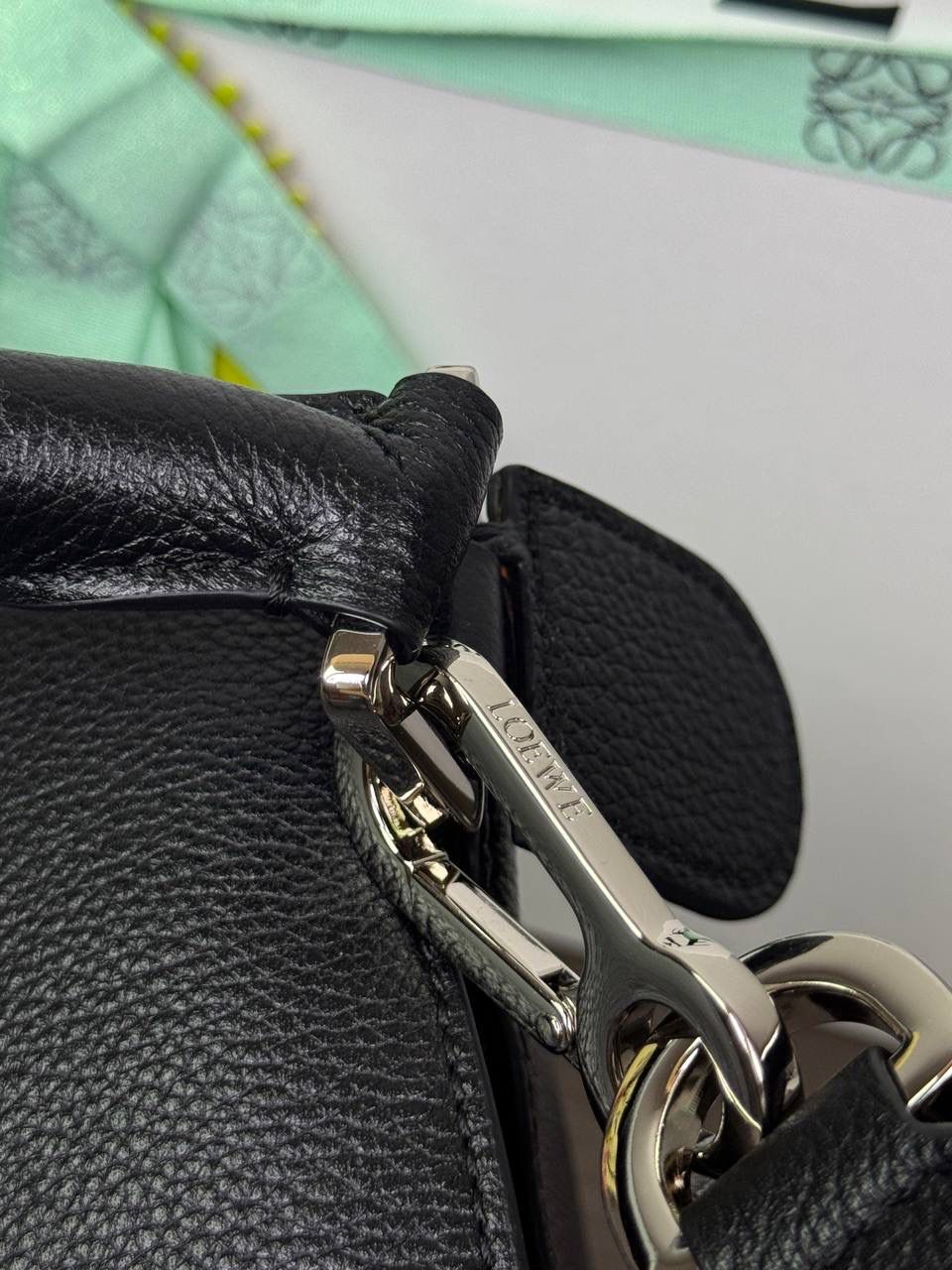 🎈【全钢】大号鹿皮𝘗𝘶𝘻𝘻𝘭𝘦* ——【👉🏻黑色到货✅】 尺寸：𝟑𝟐.𝟓-𝟏𝟒.𝟓-𝟐𝟑.𝟓𝐜𝐦 编码：260403 【配全套包装】 ❤️经典拼图系列•不规则立体几何设计•最具辨识度的立体廓形和几何美学•顶级进口皮搭配德国沙菲线•独家定制五金•𝗬𝗞𝗞拉链拉头。 ❤️该款大号采用鹿皮革制成•绒面内里•搭配一条可拆卸可调节的皮肩带•肩背斜挎或手提多样化背法。