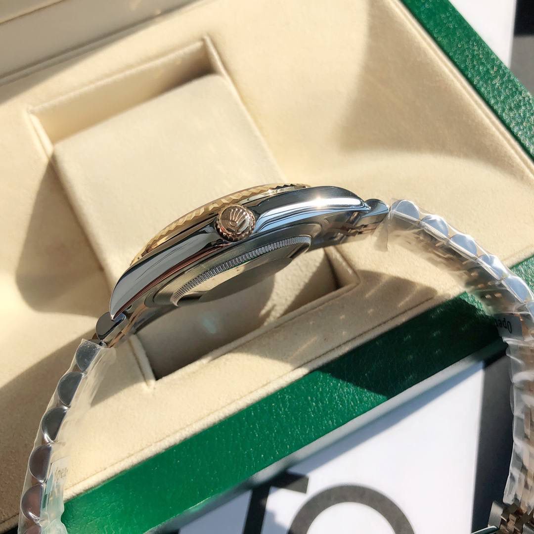 ROLEX- 劳力士日志型！男款41mm完美尺寸。女款36mm尺寸。 表链采用黄金钢材质，极其坚固耐用，金属拉丝设计彰显出强烈的金属质感！人体工学设计的表耳和表带配合完美的融为一体，佩戴起来真的很舒适✨⌚️