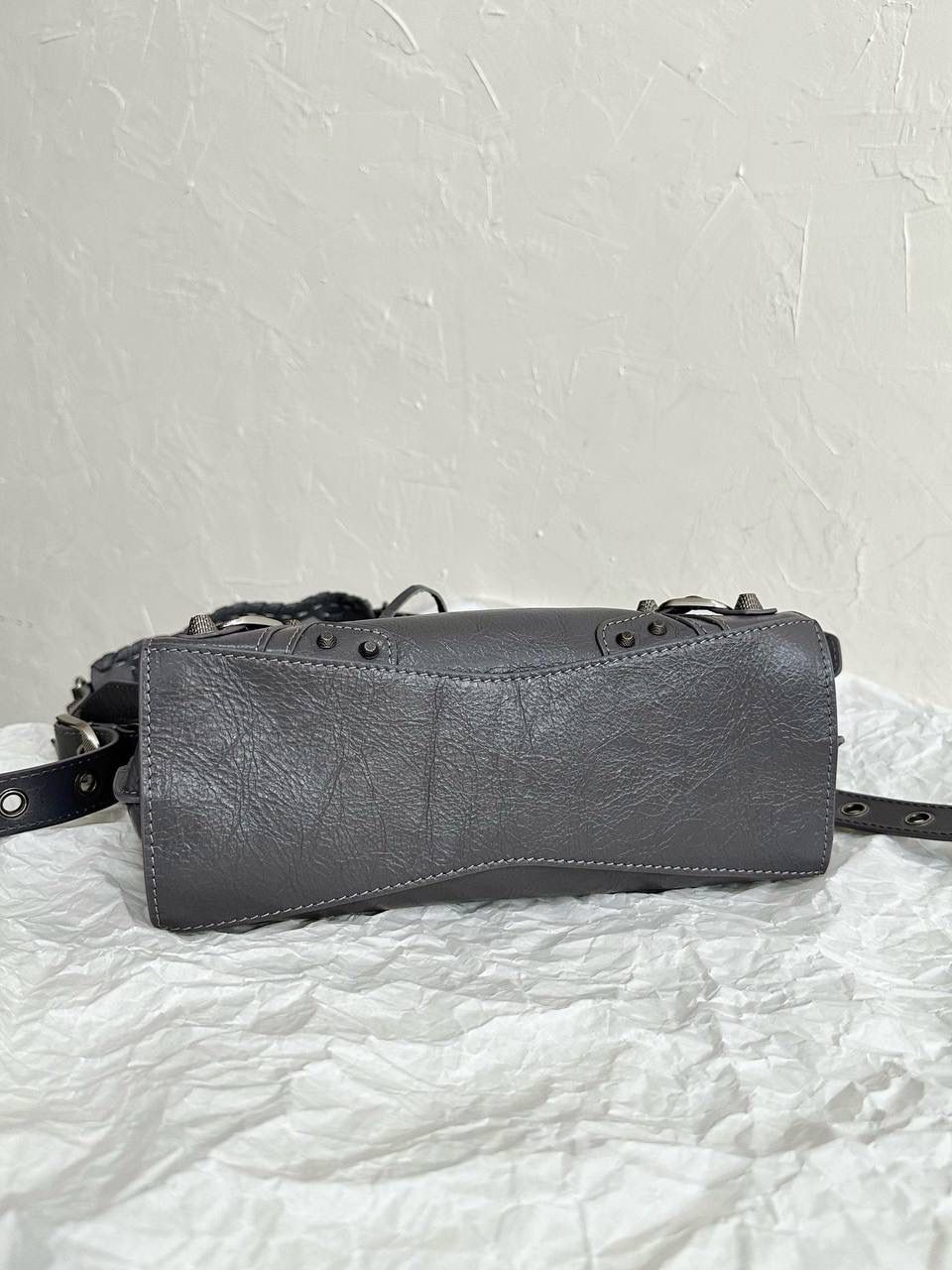 neo cagole 机车包xs 灰银色🌪️ 首先声明，我爱一切机车元素 无论是le cagole还是这只neo 喜欢大容量的姐妹冲这只 油蜡皮的不规则摔纹配上大量的五金配件 还有流苏拉牌➕爱心镜子➕零钱包挂件 极繁的魅力由此而来～ 辣妹酷妹冲冲！ 26×17.8×11.4cm700940m