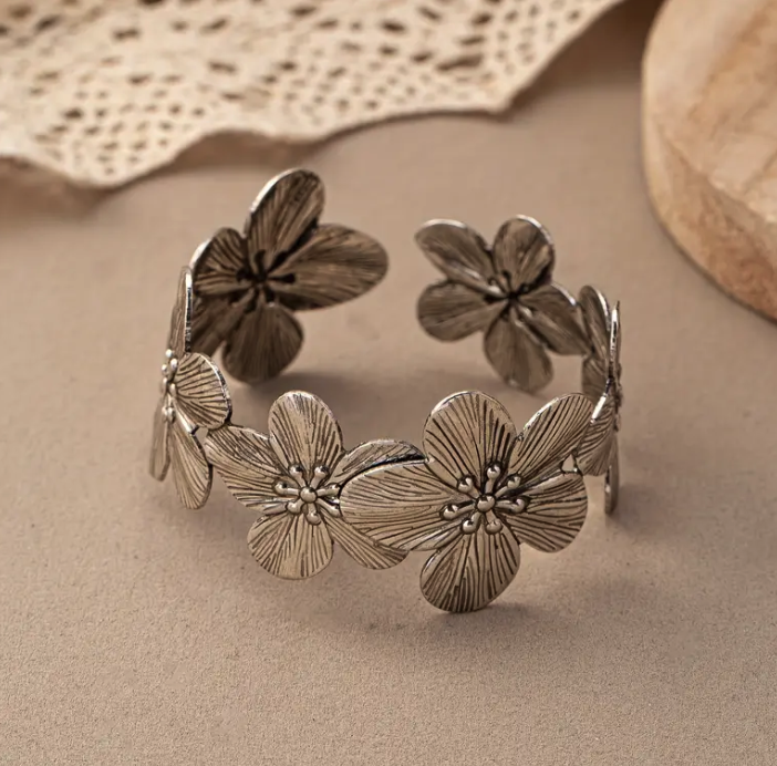Bohemian Style Bracelet With Retro Texture And Fashionable Floral Design