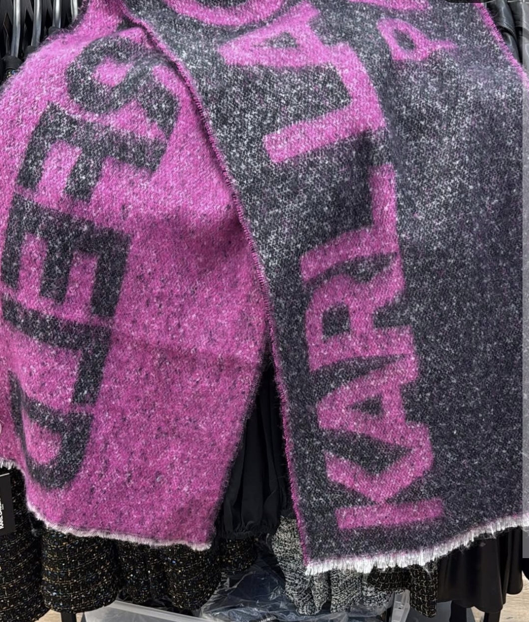 香港現貨-karl lagerfeld Logo Fluffy Blanket Scarf