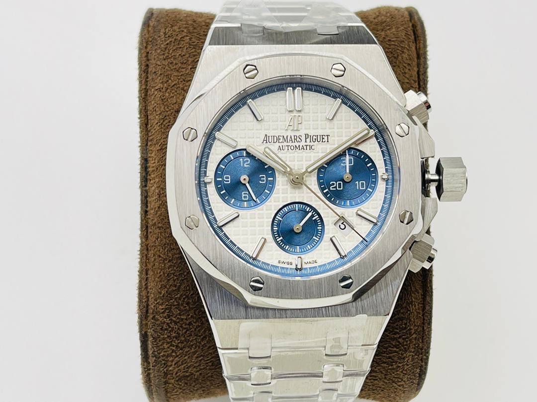 AP爱.彼皇家橡树系列26331OR多功能计时机械腕表41MM！ 1⃣️【机芯】7750改原装机芯 6字位小秒 功能与原装一致！ 2⃣️【表镜】表镜选用进口蓝宝石玻璃镜面！ 3⃣️【表壳】采用进口316精钢表壳，表壳通过拉丝和部分抛光打磨处理之后，忽明忽暗展现出精致而硬气的独特气质！ 4⃣️【头粒】头粒设计与专柜一致可以微调 佩戴更佳贴手舒适 经过多道工序的打磨和磨砂处理，终把AP特有的八角型表圈表达出棱角分明的线条！ 5⃣️【表盘】超强夜光显示，可以在任何环境下读取时间！