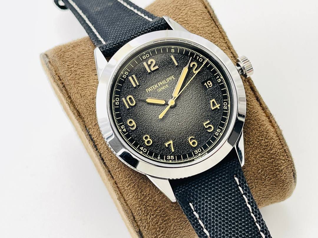 市场最高版本 百达.翡丽Calatrava系列Ref.5226G-001腕表！ 1⃣️表壳：百达Calatrava系列表款便因其圆润流畅的表壳形状享有盛名。百达.翡丽以这一特点为墓础重新设计该表款，在表壳侧缘雕饰巴黎钉纹。 2⃣️设计师还开发出一种特殊表壳结构，令表耳与表壳底盖融为一体，从而使巴黎钉纹全面覆盖表壳侧边。 3⃣️根据原装开模，壳套设计贴合原装！ 4⃣️字面：炭灰色表盘流露复古韵味，边缘呈黑色渐变效果，其微妙粒纹令人联想起古董相机外壳。 5⃣️表盘搭配覆米色荧光涂层的白金立体字块，以及低调内敛的"轨道式"秒钟刻度。 6⃣️白金针筒型时针及分针覆米色荧光涂层。3字位位置设有日期视窗，采用米色字块！ 7⃣️搭配黑色背景机芯：采用进口9015为基础机芯并加以改装升级！机芯夹板桥经倒角，边缘作细意打磨，大小夹板饰以鱼鳞纹、日内瓦波纹，夹板表面有包金雕刻，螺丝凹槽经打磨和倒角，所有细节尽善尽美，同时印有百达翡丽经典双P印记！ 8⃣️表带：全新Ref.5226G-001 表款有两款可互换表带，一款为米色绒面小牛皮，另一款为黑色小牛皮，饰有压花纹理图案和米色缝线。两款表带均搭配白金针扣，同时配备快拆生耳，让更换表带操作更加便捷！