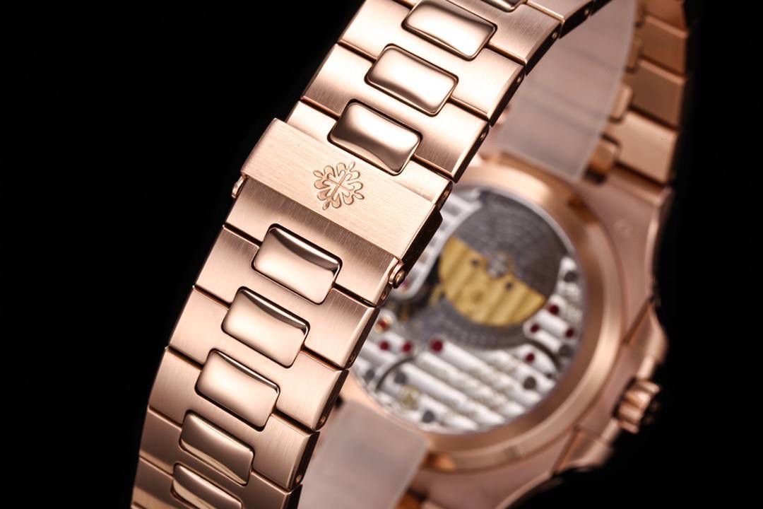 震撼推出——百达翡丽鹦鹉螺5712/1A-001多功能腕表，融合经典美学，荟萃以往精华！😍🔥 【表壳】腕表尺寸40毫米，同正品一致的枕型表壳采用正面拉丝，侧面抛光的两种工艺组合，层次感分明，质感十足。尽显精湛工艺。 【表带】采用原装表带一比一量身打造，每节表带的中央抛光部位，都能呈现钻石的形状，尽显高级质感。 【机芯】3K厂采用定制版PP.Cal.240 PS IRM C LU机芯，完美还原正品，日期，真动能，真月相功能。