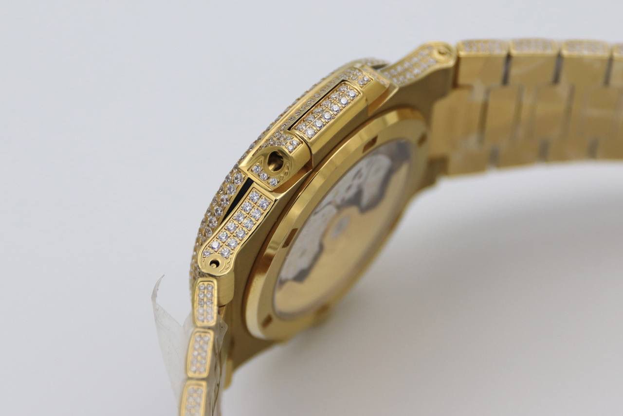 百达翡丽鹦鹉螺满天星V3版。少量到货！！！独家还原正品后镶钻。 全新修正V2版不足的四大细节： 1.表盘上12个条形刻度，根据原装5711字钉开模，效果保持了跟原装一致的黑油条形夜光刻度。 2.全新定制原版324机芯，V3版本机芯摆轮位置与原装一致，CNC数控技术打造机芯夹板，深度洗花和刻字，效果保持了原装应有的细节，机芯结构还原度极高。 3.表带升级还原正品后镶钻侧面表带镶石工艺：挑战难度极高百达翡丽鹦鹉螺侧边镶钻表带R8制表师历练数年多次，尝试过无数种加工工艺，即使再难也有破釜沉舟的心态，如今终于大功告成，还原正品后镶钻效果，是目前唯一可以做到表带侧边镶钻工艺。 4.指针升级：秒针中心点升级为针轴秒针。 （让你体验最奢华百达翡丽鹦鹉螺）