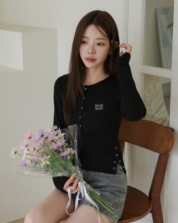 MuahMuah HENLEY NECK SLIT CROP LONG SLEEVE T-SHIRT
