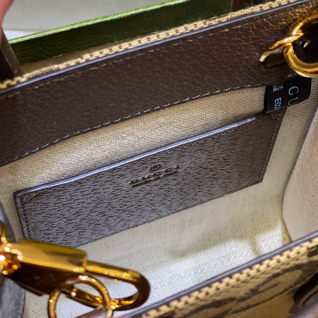 ✈️✈️✈️🔥帆布双G 托特包 # ▫️型号：699406 ▫️尺寸：20*16*7cm 全网火爆📍琴谱托特包Jumbo 无论是外形还是质感都非常棒，简洁的外形，全新的Jumbo双G帆布➕棕色原厂皮牛皮❗️颜色上丰富了层次，也更显得妩媚优雅。完全不踩雷的包型、直接bi眼入[666]